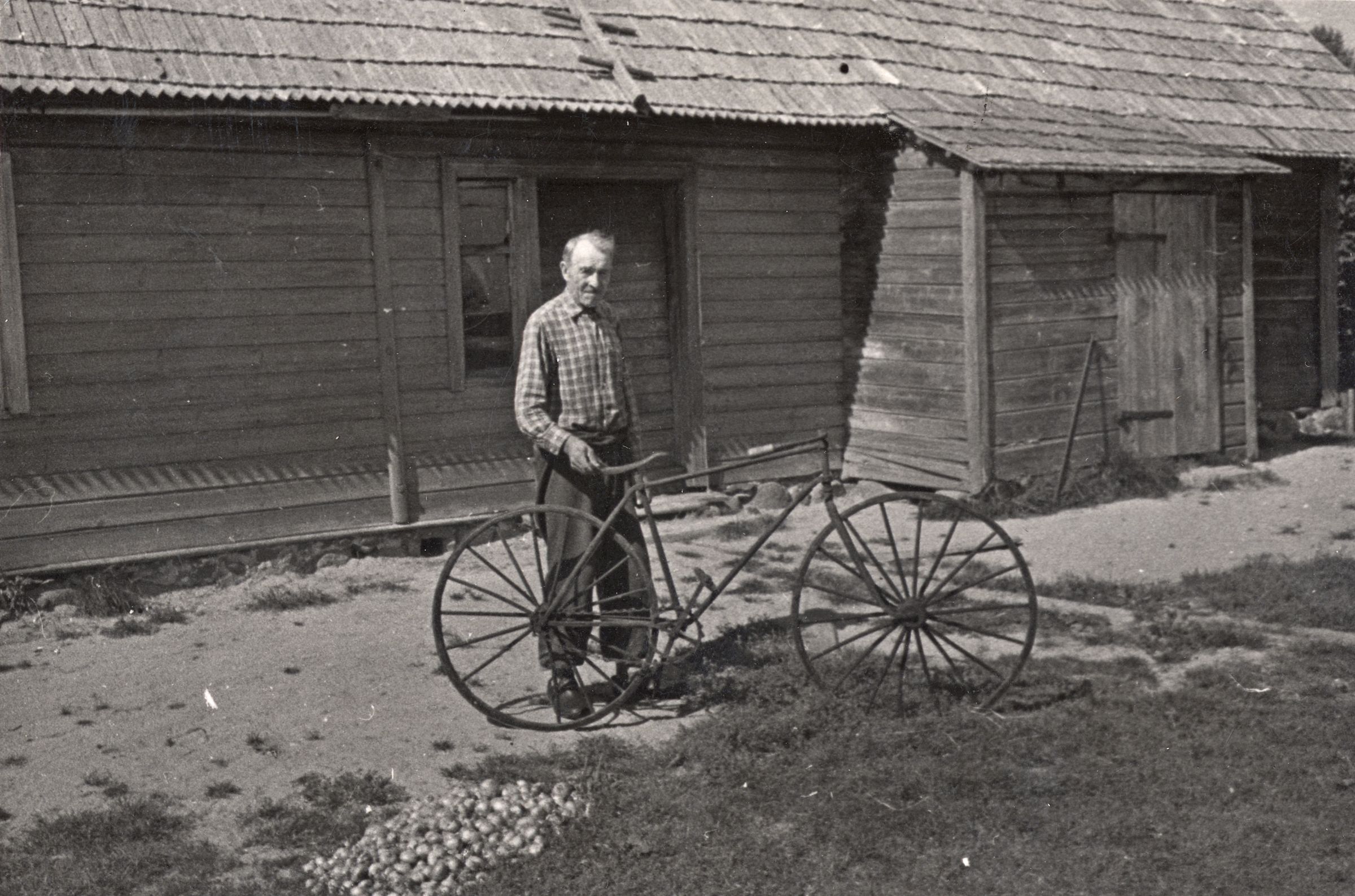 Juhan Lukk’i poolt 1899. aastal Räpina kihelkonnas valmistatud jalgratas. Meistrit tööd demonstreerib tema poeg August
