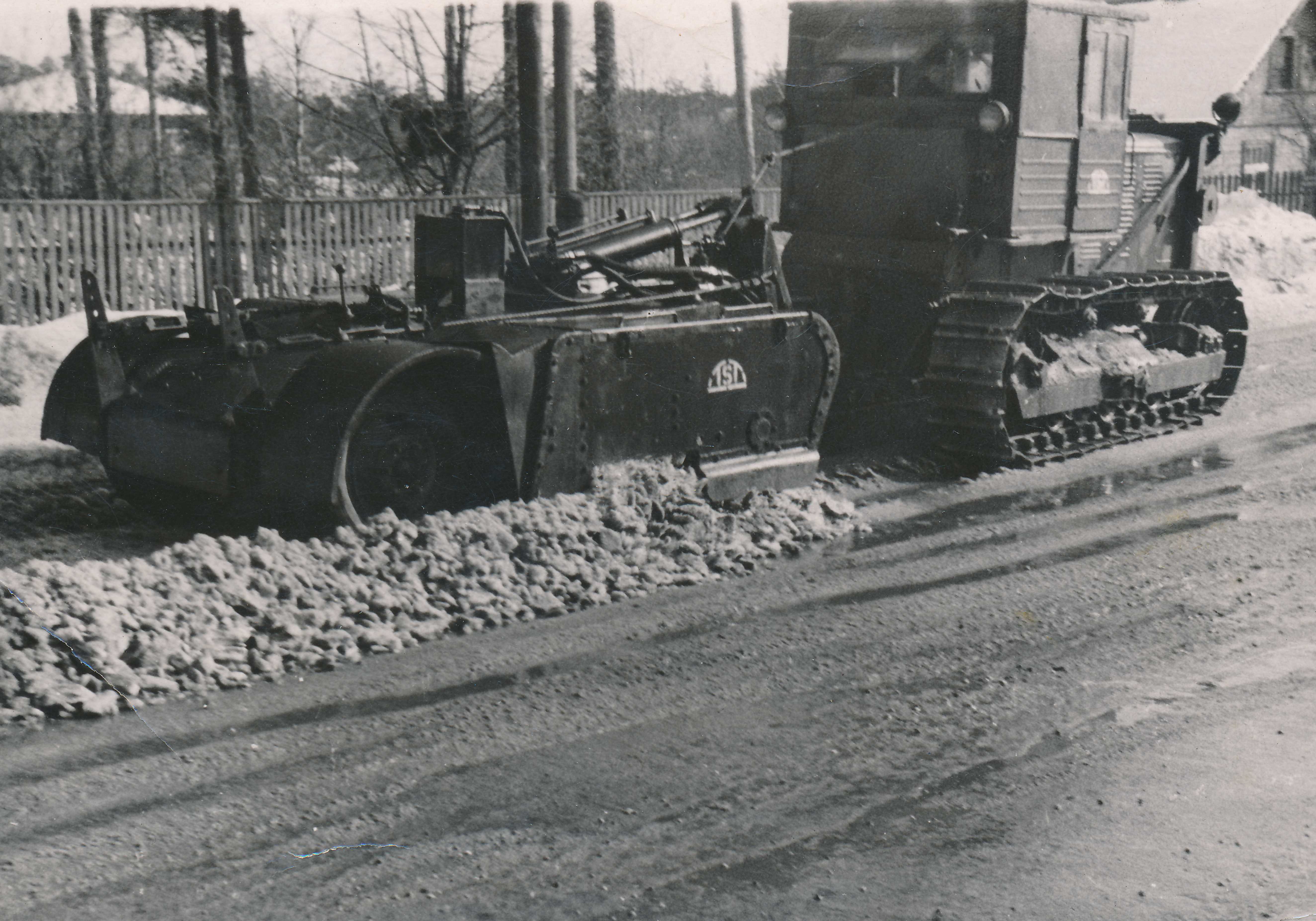 1957. aasta kevadel katsetati Tallinna tänavatel Boris Upine poolt konstrueeritud leiutist, mille eesmärk oli puhastada linna tänavad ja lennuväljad jääkattest. See jääpurustaja katseeksemplar liikus roomiktraktori S-80 haakes. Jääd purustasid 12 labidakujulist kangi, mis pandi liikuma ülekandega traktori jõuseadmelt. Masina liikumise kiirus oli üle 2 km tunnis ja arvestuste kohaselt suutis see ühe tööpäeva jooksul teha ära 4500–5000 töölise töö. (Foto: Eesti Maanteemuuseum)