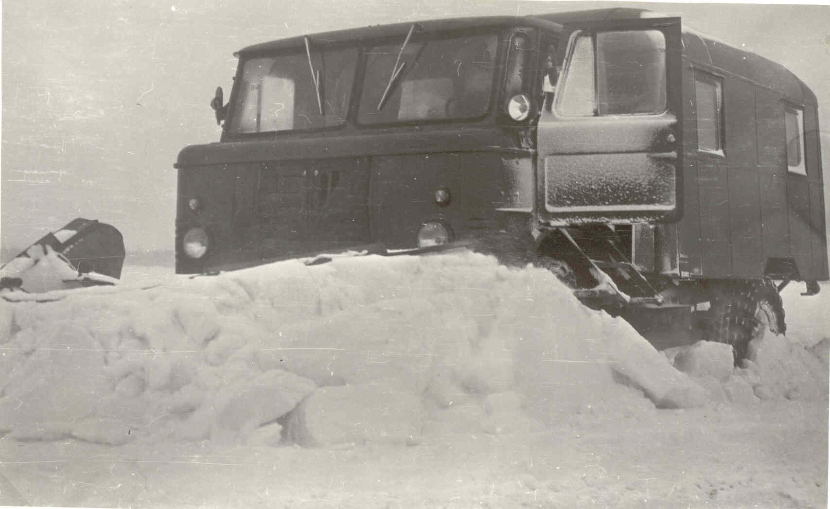 Fotol oleva kergeveoki GAZ-66 said Saare teedevalitsuse töötajad oma käsutusse 1970. aastal, mis lumesahaga varustatult oli sobivaimaks tööriistaks mandri ja saarte vaheliste jääteede puhastamisel. (Foto: Eesti Maanteemuuseum)
