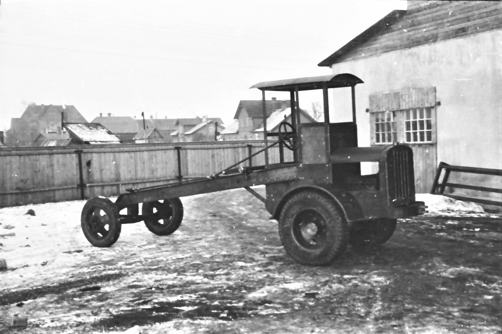 1944. aastal otsustati Paidesse, endise tikuvabriku territooriumile, ehitada Eesti NSV Siseasjade Rahvakomissariaadi Maanteede Valitsuse mehaaniline keskremonditöökoda. Vaneminsener Arnold Volbergi projekti järgi hakati just siin 1946. aastal projekteerima ja valmistama esimest liikurhöövlit kogu tollases Nõukogude Liidus. Esmalt valmistati A. Volbergi juhendamisel masina puidust raam, mille järgi hakati valmistama teraskeret. Fotol teehöövel V-1 veermikul kere. (Foto: Eesti Maanteemuuseum)