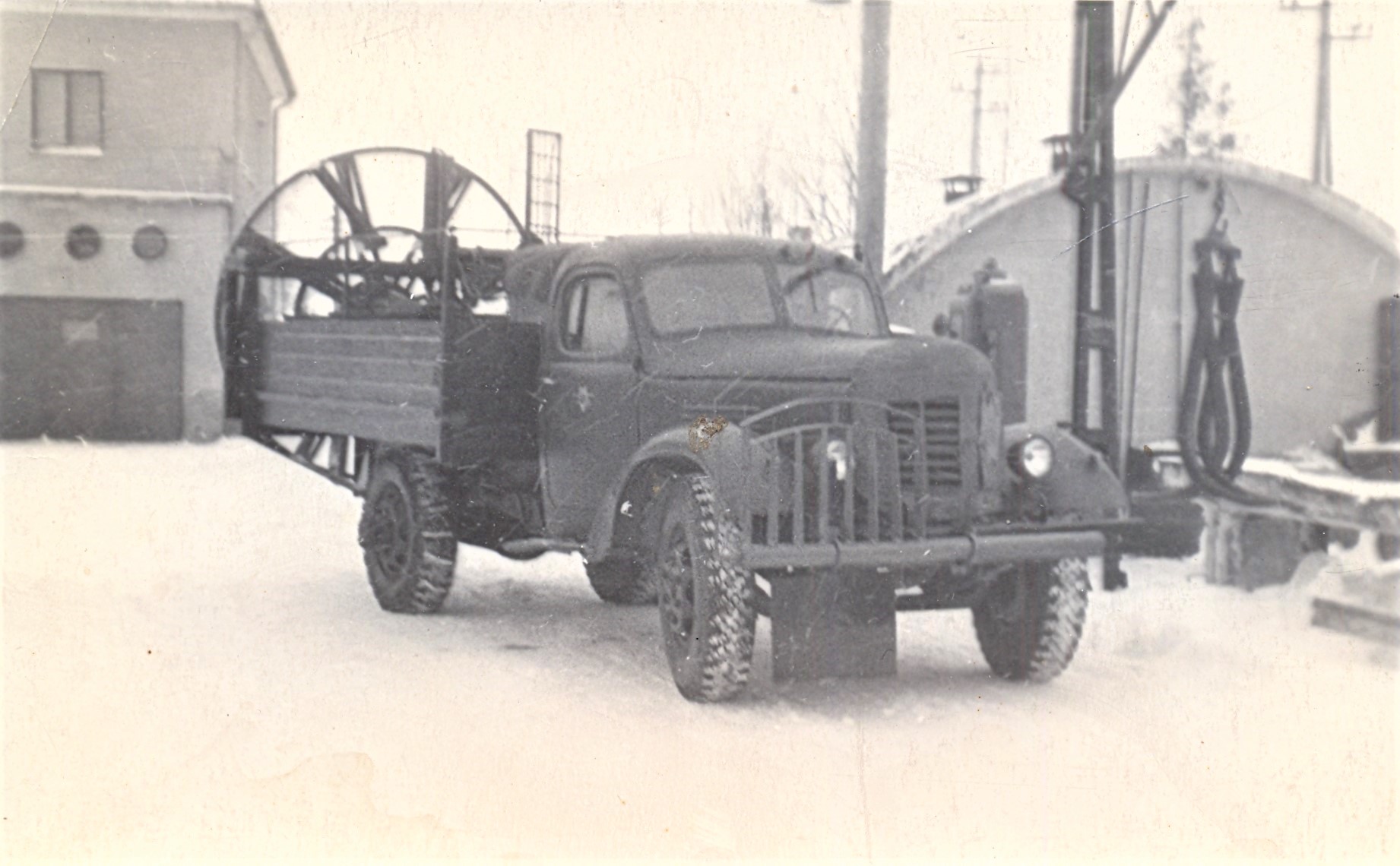Sahkamisel tee äärde kuhjuvad lumevallid tuli eemaldada traktorsahaga või siis käsitsi. Insener Volberg püüdis seda tööd mehhaniseerida, konstrueerides 1958. aastal spetsiaalse rootor-lumevalli eemaldaja veoautole ZIS-150. (Foto: Eesti Maanteemuuseum)
