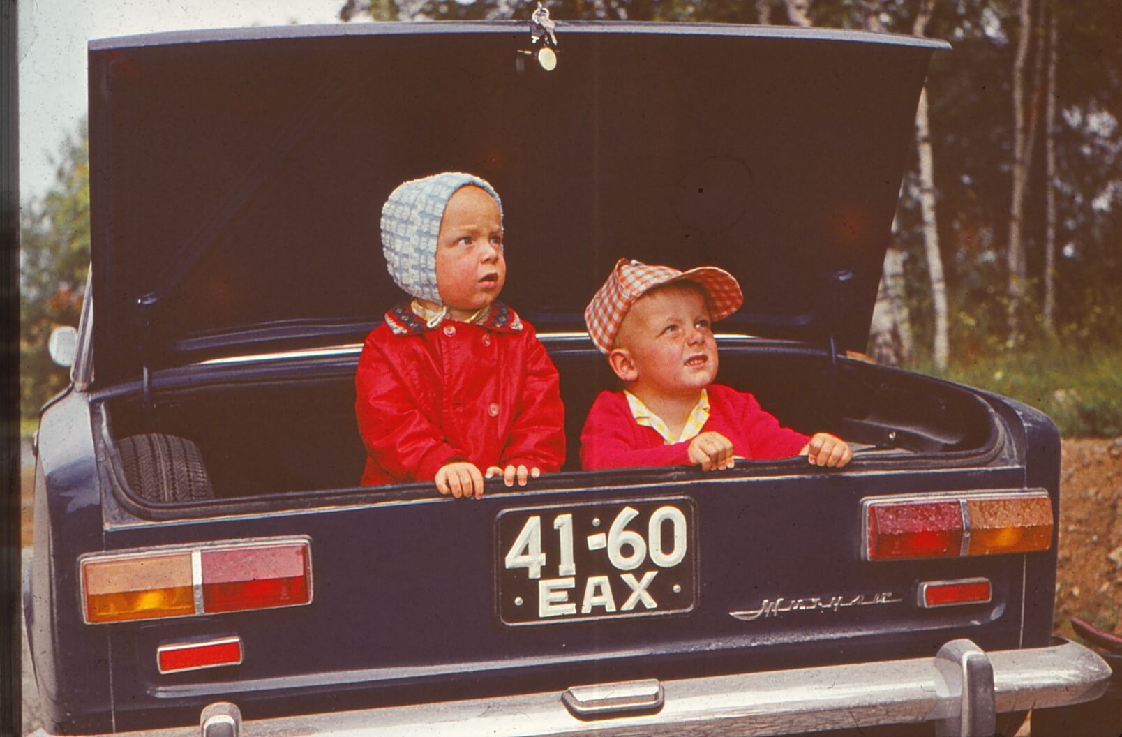 Koos läbitud elud III  „VAZ 2101 (41-60 EAX) oli Pärnu vanaisa auto, Eestist uuena ostetud aastal 1974. Ühelgi talvel ei sõitnud, seisis garaažis pukkide peal. Pildil mina 1-aastase ja vend 4-aastasena.“  (Foto ja lugu: Siim)