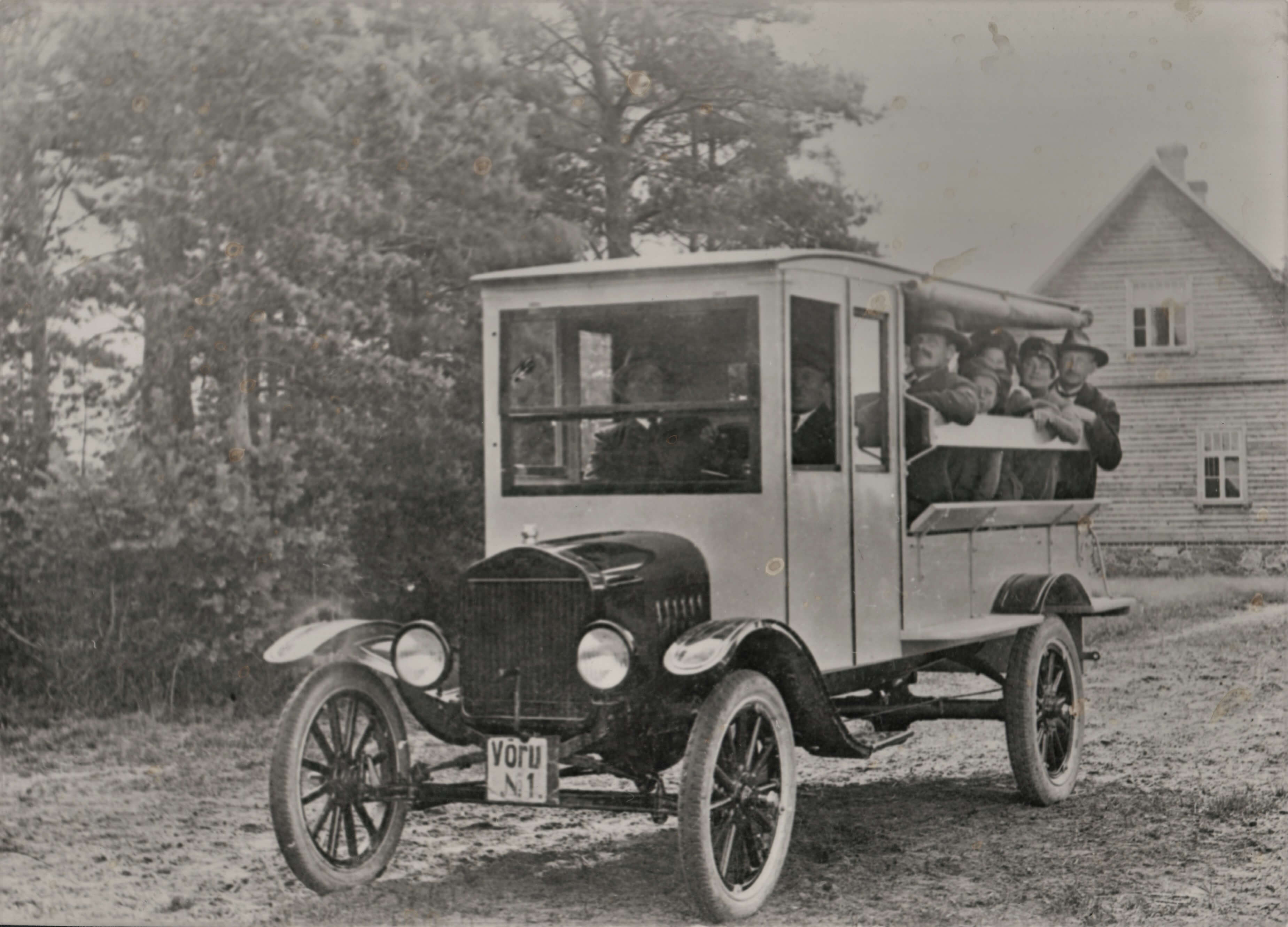 Võru esimene Ford-T alusel autobuss 1922. aastal, mis kuulus Jaan Udrasele. 1924. aastal sai Tartu–Võru vahelise liini pidajaks „bussikuningas“ Fromhold Kangro. Sõit Võrust Tartu kestis tollastes oludes üle 4 tunni ja ühe otsa hind oli 400 marka. Võrdluseks niipalju, et lihttööline teenis tollal kuus umbes 3000 marka, madalama astme ametnik aga ligi poole rohkem. Unistus tasuta ühistranspordist sai teoks vaid pea 100 aastat hiljem. Foto: Võrumaa Muuseumid