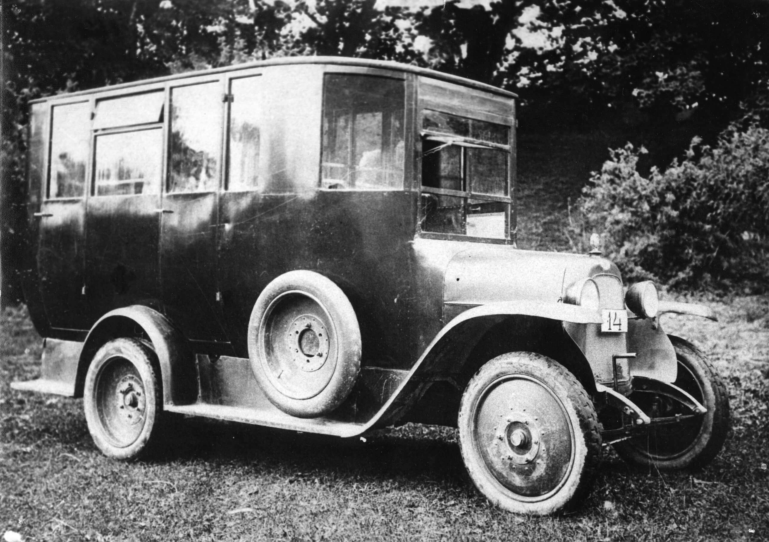 Miks ükski klient ei istu mu Fiati? 1925. aasta kevadel taotles autoärimees Hans Vinnal 1925. teedeministeeriumilt loa Tallinna–Pärnu bussiliini käimapanekuks. Autokuninga hinnangul olid sobivaimaiks masinaiks meie teedel Fiati mudelile 505 (fotol) põhinevad 16-kohalised bussid. Juba sama aasta septembris teatas aga Vinnal liini tegevuse lõpetamisest, viidates reisijate puudusele. Tollal tuli ettevõtjatel liine nö “sissetöötada”, sest rahvas vajas bussisõiduga harjumist. Foto: Eesti Maanteemuuseum