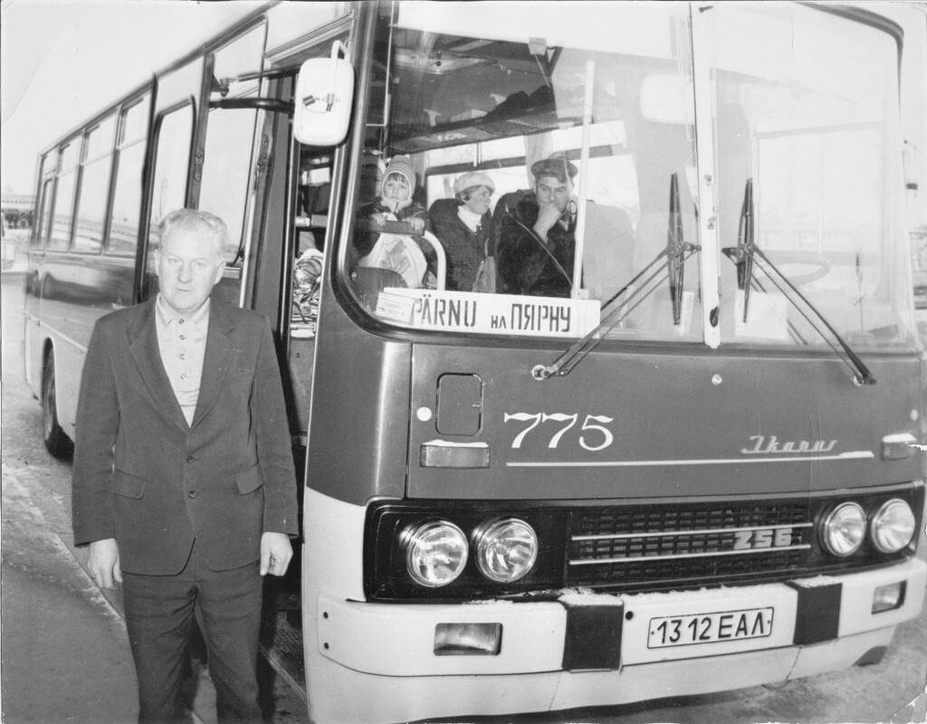 Asendamatud madjarid. 1970.–1990. aastatel teenindasid olulisemaid linnadevahelisi kaugliine Ungaris valminud puna-valged Ikarused. Fotol Tartu–Pärnu liini 1980. aastatel teenindanud Ikarus-256. 1970. aastast alates on senini käigus ka Eesti pikim riigisisene kaugbussiliin Kuressaare–Tartu (335 km). Praegu läbib buss selle liini ligi 6 tunniga. Teisel kohal selle näitaja poolest oli Tallinn–Saatse bussiliin, mis on tänaseks tegevuse lõpetanud. Foto: Eesti Maanteemuuseum