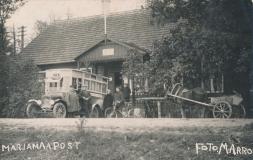 Tartu ja Võru vaheline hobupostiliiklus hakkas hääbuma 20. sajandi teisel kümnendil. 1922. aasta suvel alustas Postiteel liiniliiklust esimene autobuss ja 1931. aastal lõpetati hobustega posti- ja reisijatevedu. Fotol autobuss ja hobuveok Märjamaa postkon