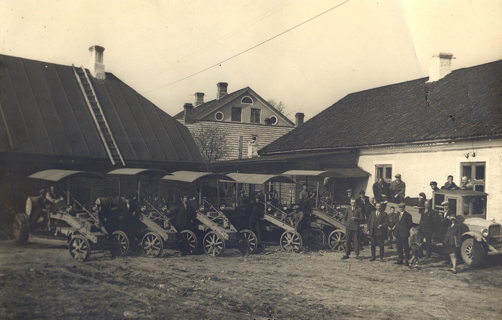 1927.a. otsustati tellida täiendavad 10 teehöövlit. Tellimistingimustes arvestati kohapeal läbiviidud katsetulemustega, et viia masinate konstruktsioon enam kooskõlla Eesti teedeoludega ning tagada masina ja selle detailide parem kestvus ja töövõime. Höövlid telliti AB Vägmaskinerilt, kuid need valmistati Tallinnas AS Ilmarine tehases.