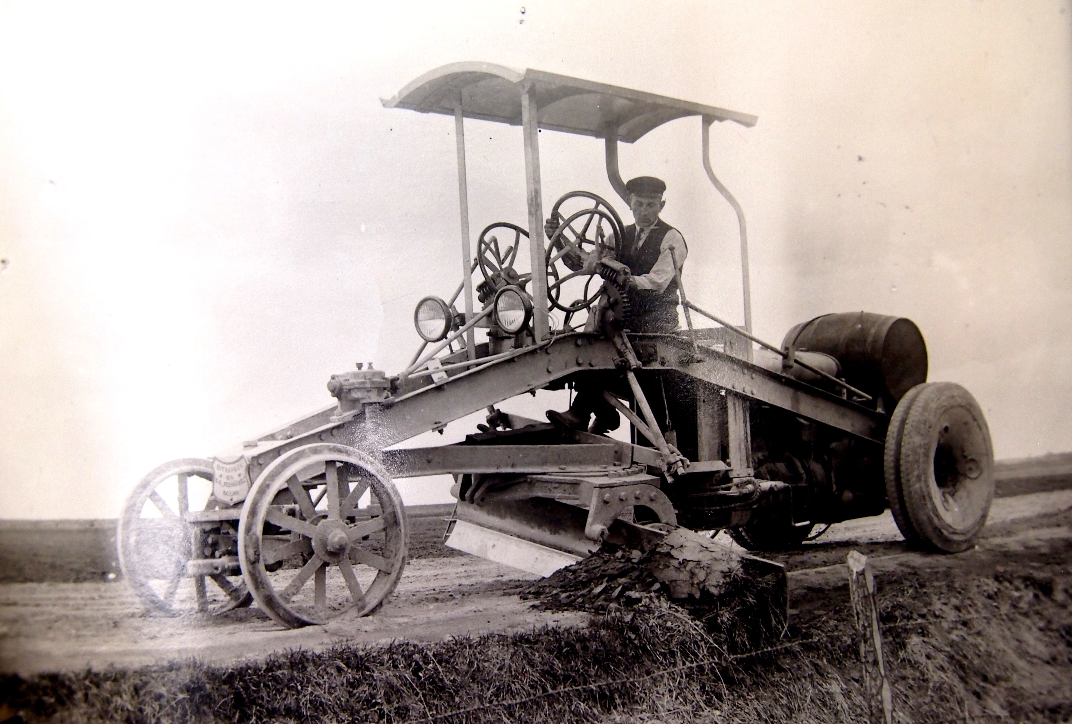 1928. a. sõnastati teedeministeeriumi tehnikaosakonna visioonidokumendis, et Eesti teede põhitüübiks on kordaseatud kruusatee ja selle korrashoiu masinaks on roopaid äralõikav ja teed tasandav teehöövel. Fotol teehöövel Bitvargen-Ilmarine töötamas 5. mail 1928 Pärnu–Tallinna maantee 13. kilomeetrilt.