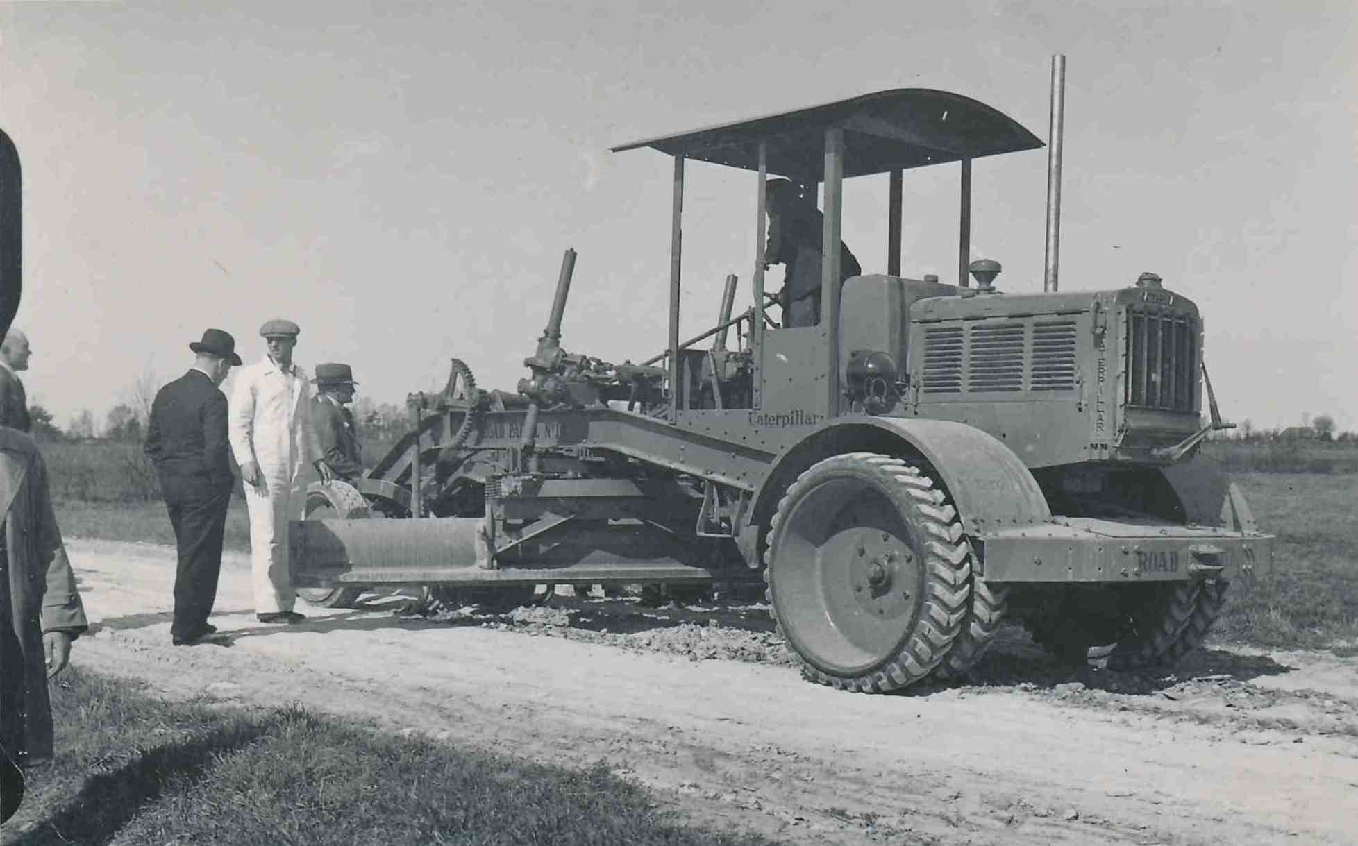 1935. a. tõi kaubadusühisus Traktor Eestisse Caterpillar tüüpi teehöövli ja andis selle katsetusteks üle Harju maavalituse teedeosakonnale. Tegemist oli senistest palju võimsama 1930. aastatel Ameerikas Ühendriikides väljatöötatud masinaga.
