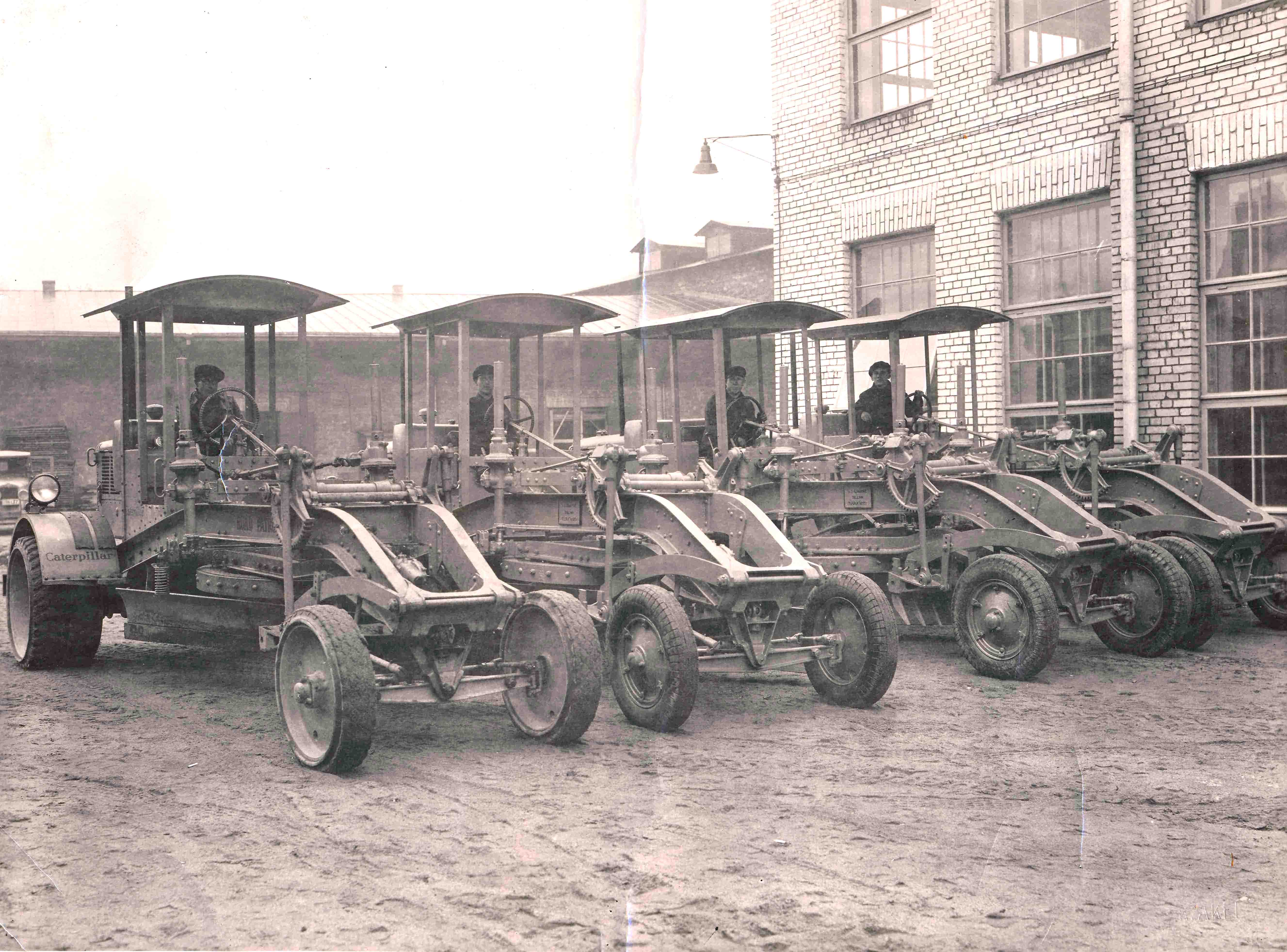 1939. aasta mais sõlmis teedeministeerium AS Ilmarisega lepingu, mille järgi töövõtja valmistas 6 komplekti teehöövleid, mille tüübiks oli Caterpillar Diesel Nr 10. Need masinad olid varustatud 44 hj Caterpillari diiselmootoriga ja käivitamiseks vajaliku 10 hj abibensiinimootoriga. 