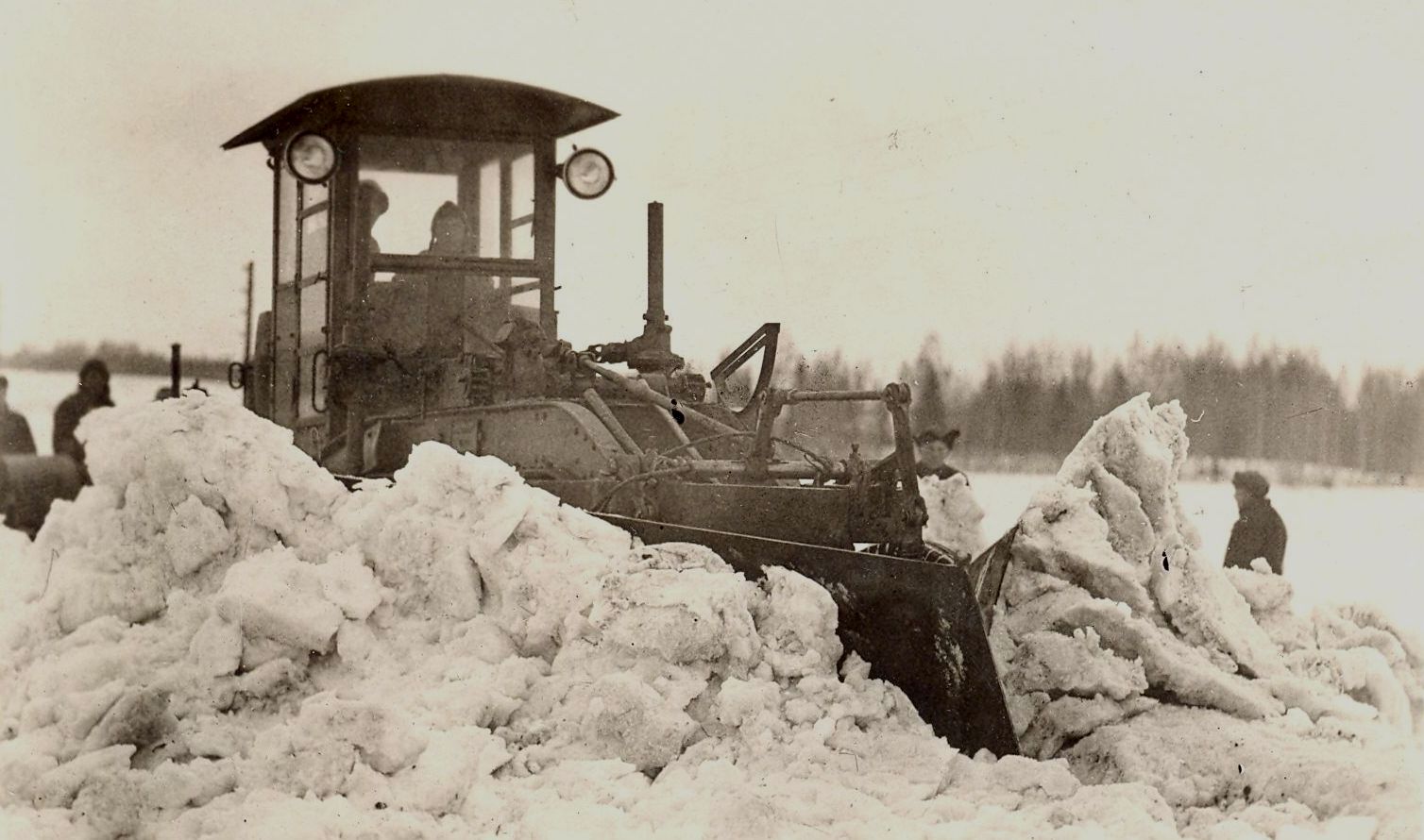 1940. a. töötas Eesti teedevõrgu korrastamisel 134 teehöövlit. Suur enamik neist olid ehitatud Eestis, mis pakkus tööd ja leiba kohalikele inimestele. Lisaks hööveldamisele kasutati neid masinaid ka talvisel ajal lumetõrjel. Masinapark töötas kodumaisel mootorikütusel – põlevkivibensiinil.