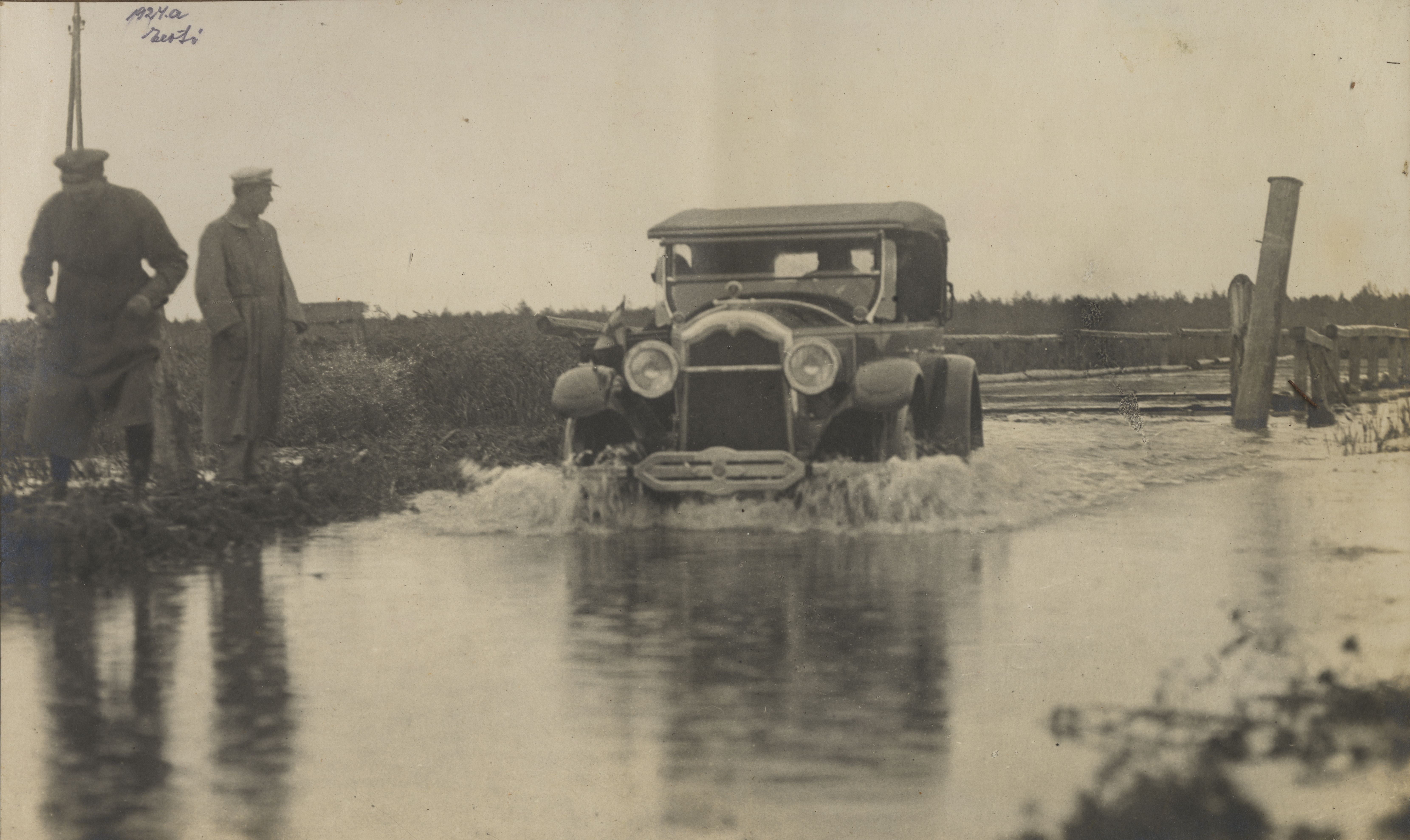 Autod kevadvetest üleujutatud teel 1924. aasta paiku.