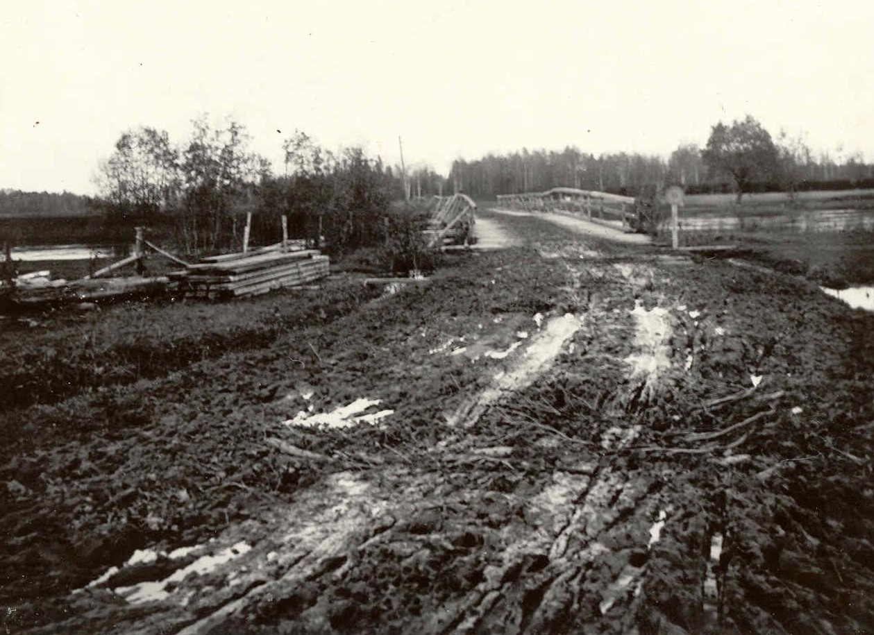 Kruusateede kevadine näide 1930. aastatest. Ka peateed muutusid kohati läbimatuks. Rae puitsilla pealesõit Pärnu–Paide esimese klassi teel.