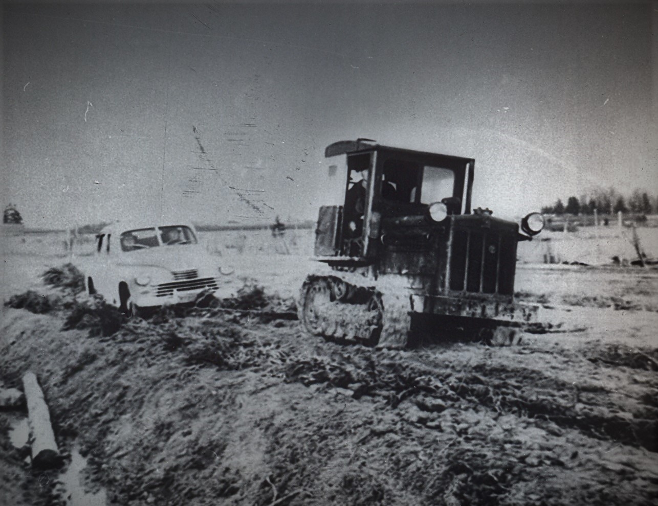 Teeolud 1955. aasta kevadel. Roomiktraktori DT-54 slepis on sõiduauto GAZ-20.