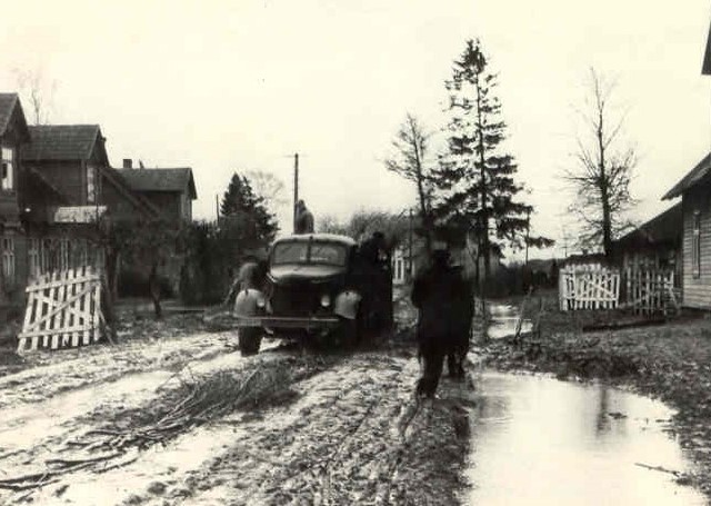 Tartu–Jõgeva maantee kevadise teedelagunemise aegu 1955. aastal Tabivere asulas.