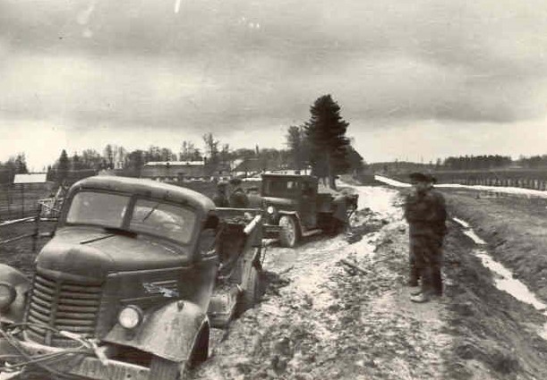 Veokid poris. Teeolud Tapa–Rakvere maanteel Udriku lähistel 1955. aastal.