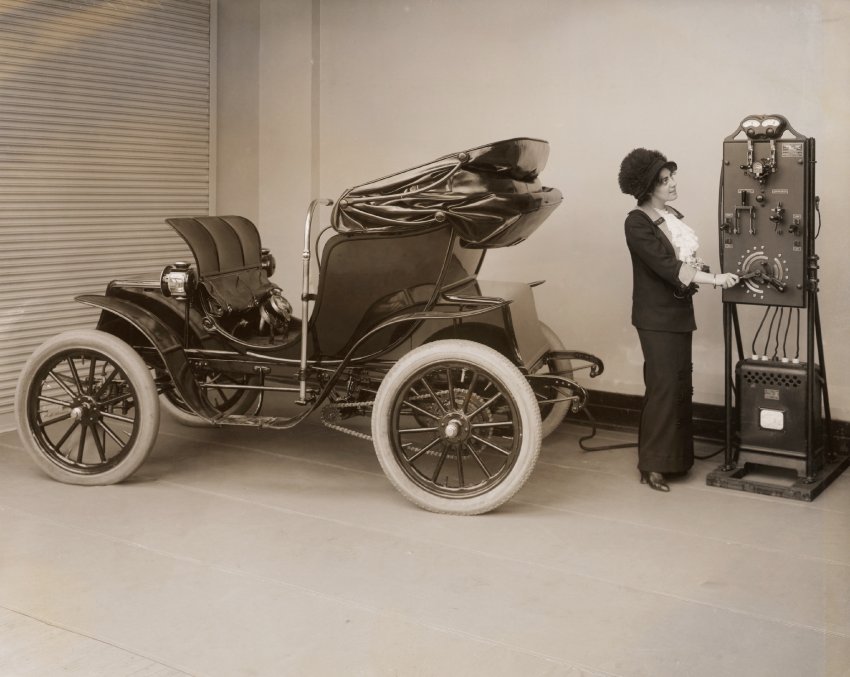 Baker Motor Vehicle Company reklaampilt aastast 1912 Autoajastu koidikul oli toetajaid nii auru-, elektri- kui sisepõlemismootoril. Lõplikult langes liisk sisepõlemismootori kasuks eelkõige tänu käivitamist mugavamaks ja ohutumaks teinud starterile. Henry Fordi juurutatud konveiermeetod pani aluse masstootmisele, mis võimaldas lihtkodanikulgi omale auto soetada.