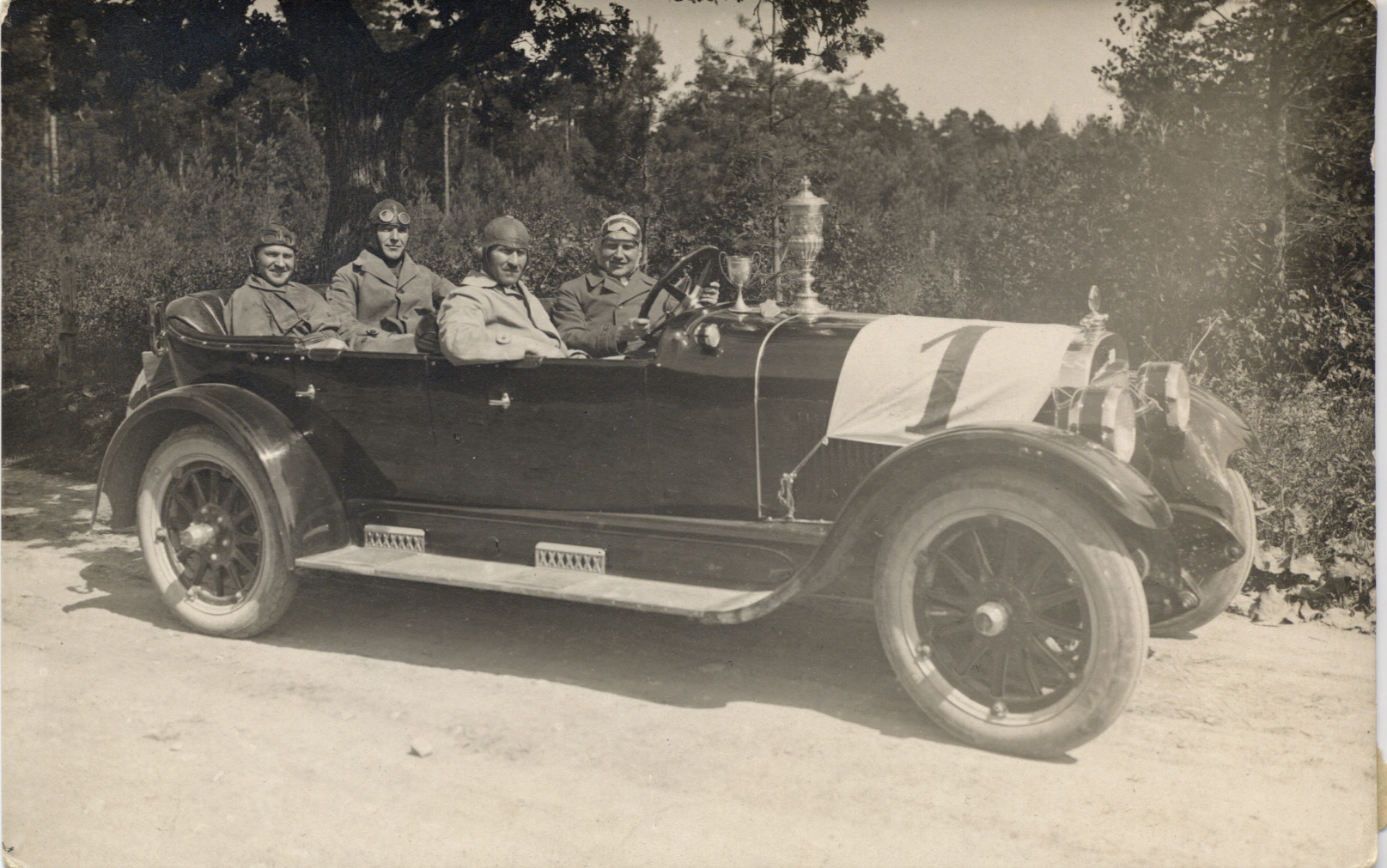 Vennad Johansonid pärast võidukat rallisõitu Julius Johansoni Buickis 1923. aastal Eesti esimene võidusõit toimus 1912. aastal trassil Tallinn-Märjamaa-Tallinn. Ainsa eestlasena osales rallil (ja võitis selle!) Julius Johanson, keda nimetatakse ka võidusõitjate isaks. Üks tema karjääri tipphetki oli 1935. aastal püstitatud kiirusrekord Raudalu maanteel, mil ta läbis kilomeetrise vahemaa lendstardist 22,5 sekundiga, st saavutas oma 150 hj Studebakeriga kiiruse 160 km/h.