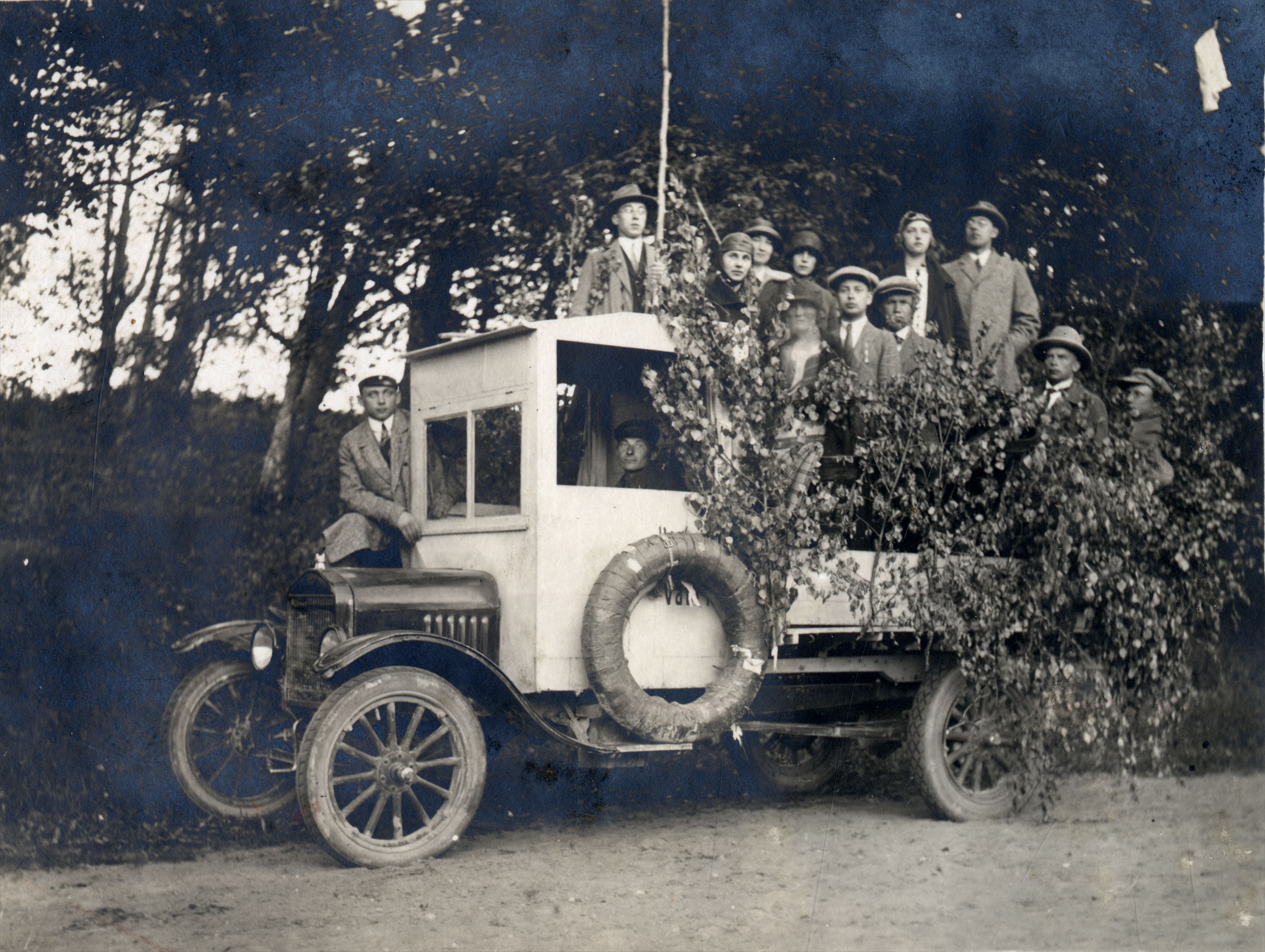Ford TT transpordib EÜSi seltskonda Pühajärvelt Tartusse. Aasta 1925 1920. aastatel vallutasid ameerika autod Eesti. Ärimees Hans Vinnal hakkas Fordi esindajana pakkuma ka järelmaksuvõimalust, mis tähendas, et peagi oli igal agaral ettevõtjal šassii koju veetud ning kogu ümbruskonna rahvas õue peal uudistamas või ehitusel abis. Nimelt tuli kõige soodsama mudeli puhul kabiin ja veokast endal kokku panna just oma vajadustele ja oskustele vastavalt.