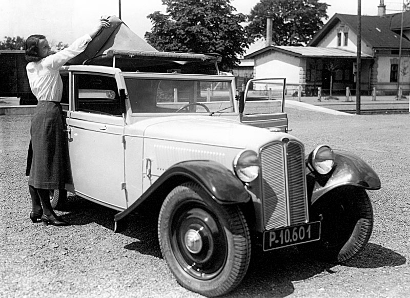 Janeček proovis kätt ka autotööstuses: 1933. aastal allkirjastas ta lepingu DKWga, mis andis talle loa tootma hakata DKW F2 baasil mudelit Jawa 700. Vahemikus 1934-1937 toodeti neid 1002 tükki, enne kui asendati uue mudeliga 600 Minor. Seda omakorda toodeti üle 14 tuhande, millest pool eksporditi. Pärast sõda läks tootmine üle Aero Minor märgi alla. Pildil haruldasem Jawa 700 kabriolett-versioon.