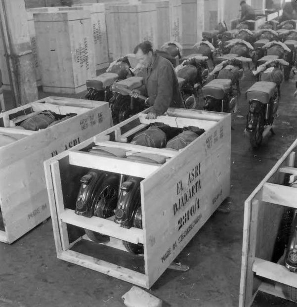 JAWA mootorrataste tootmine peatati 1938. aastal, kui Saksamaa okupeeris Tšehhoslovakkia, ja tehas, mille inseneride suurepärane tase oli sakslastele hästi teada, rakendati militaartehnika arendamisse. Ometi jätkus inseneride töö mootorratta täiustamisega ning katsetati sõjaväeroheliseks võõbatud mudelit Perak (tõlkes hüppaja). Teise ilmasõja järel algas kohe uue mudeli tootmine. Turule tuli toonases ajas võimas kahetaktiline mitmete innovatsioonidega JAWA 250, mida hakati eksportima üle kogu maailma. JAWA