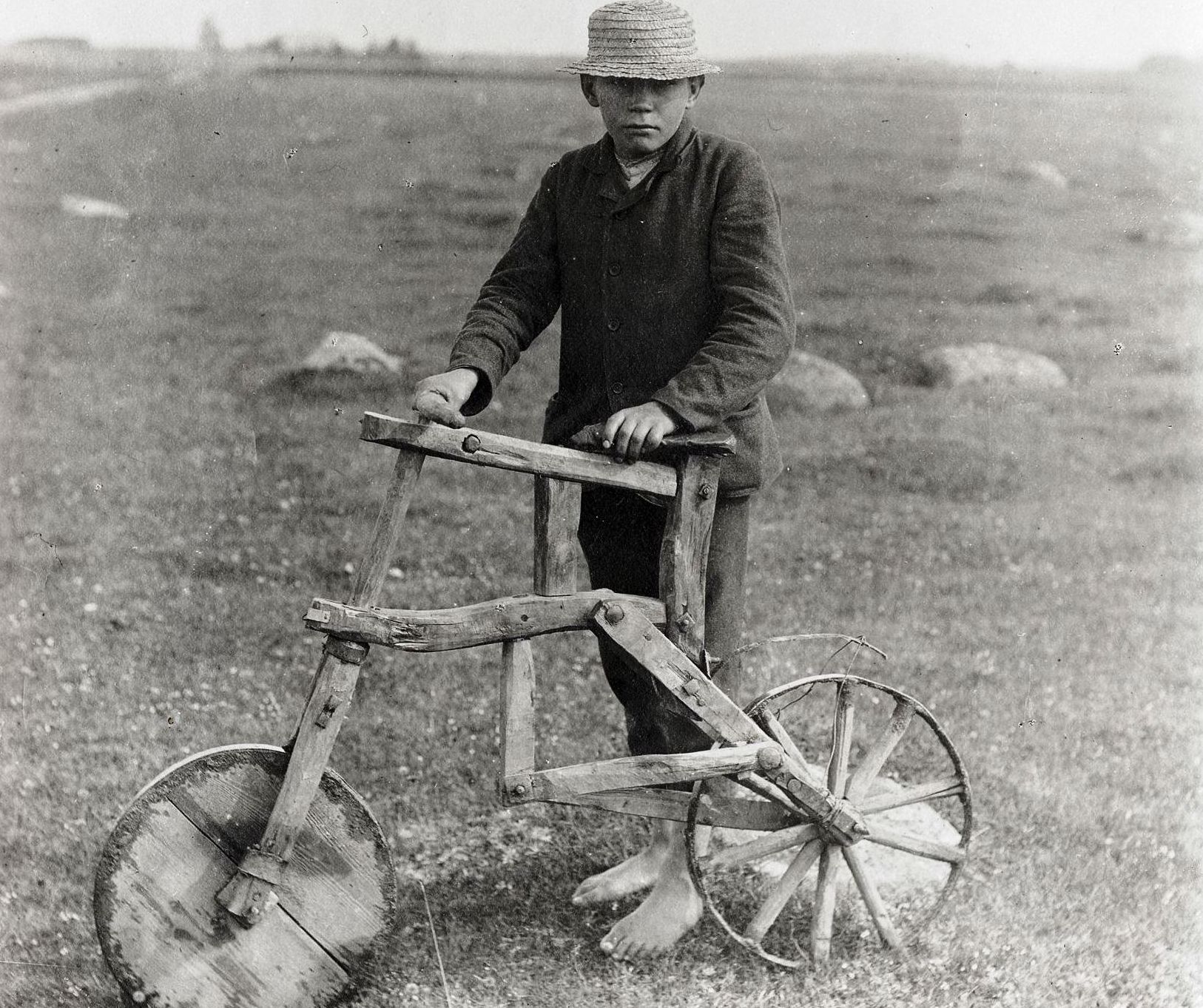 Talupoiss Viljandimaalt isevalmistatud jalgrattaga I maailmasõja-eelsetel aastatel (Eesti Rahva Muuseumi foto)