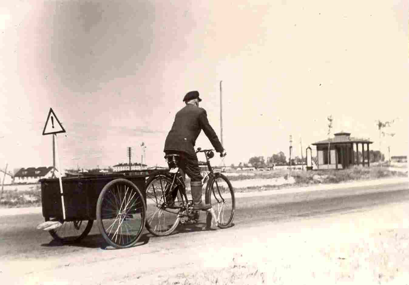Foto jalgratta kasutamisest teehoolduses 1950. aastatest (Eesti Maanteemuuseumi foto).
