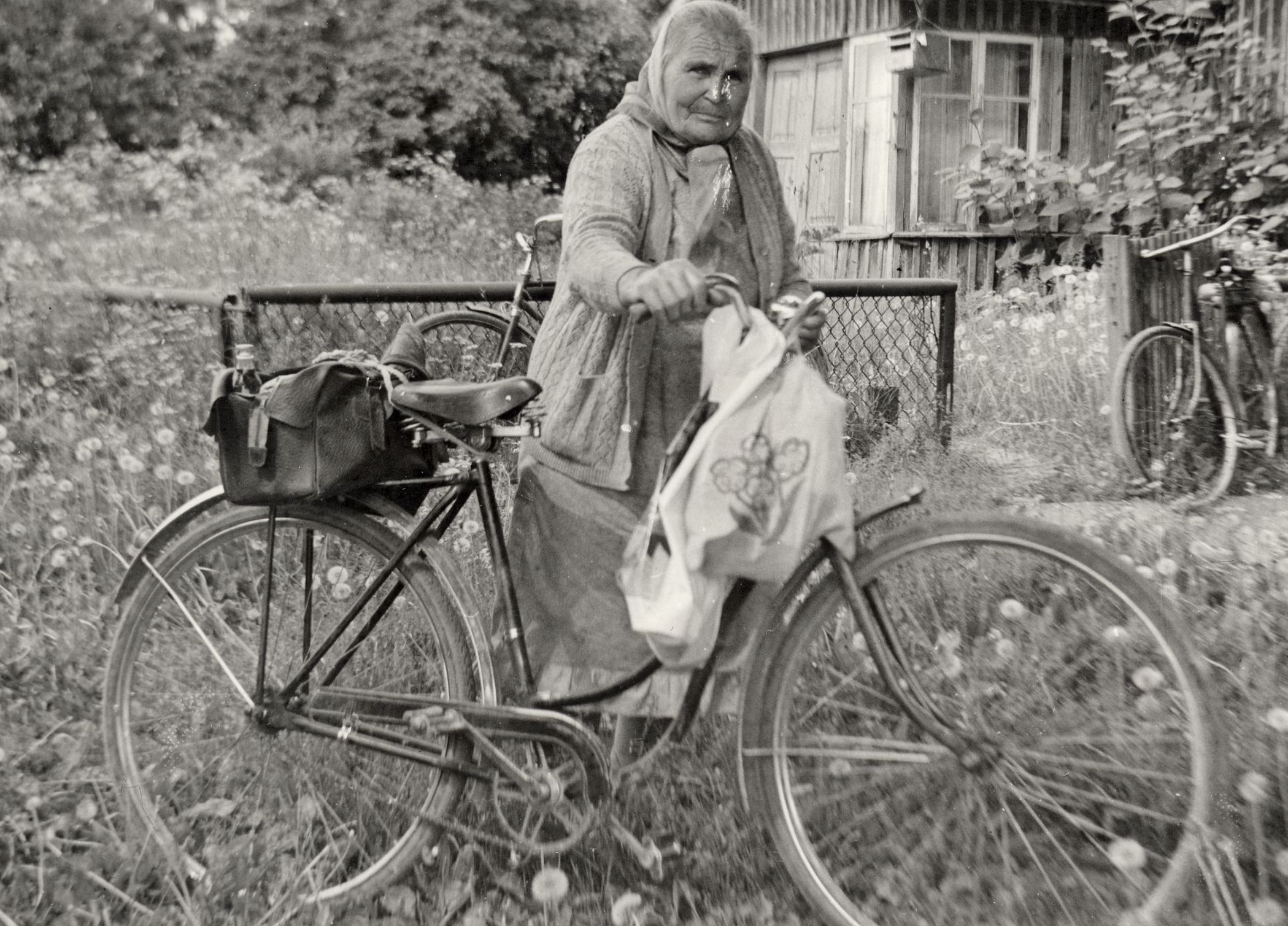 Jalgratas jäi vaatamata autotranspordi levikule maapiirkondades arvestatavaks isiklikuks transpordivahendiks aastakümneteks