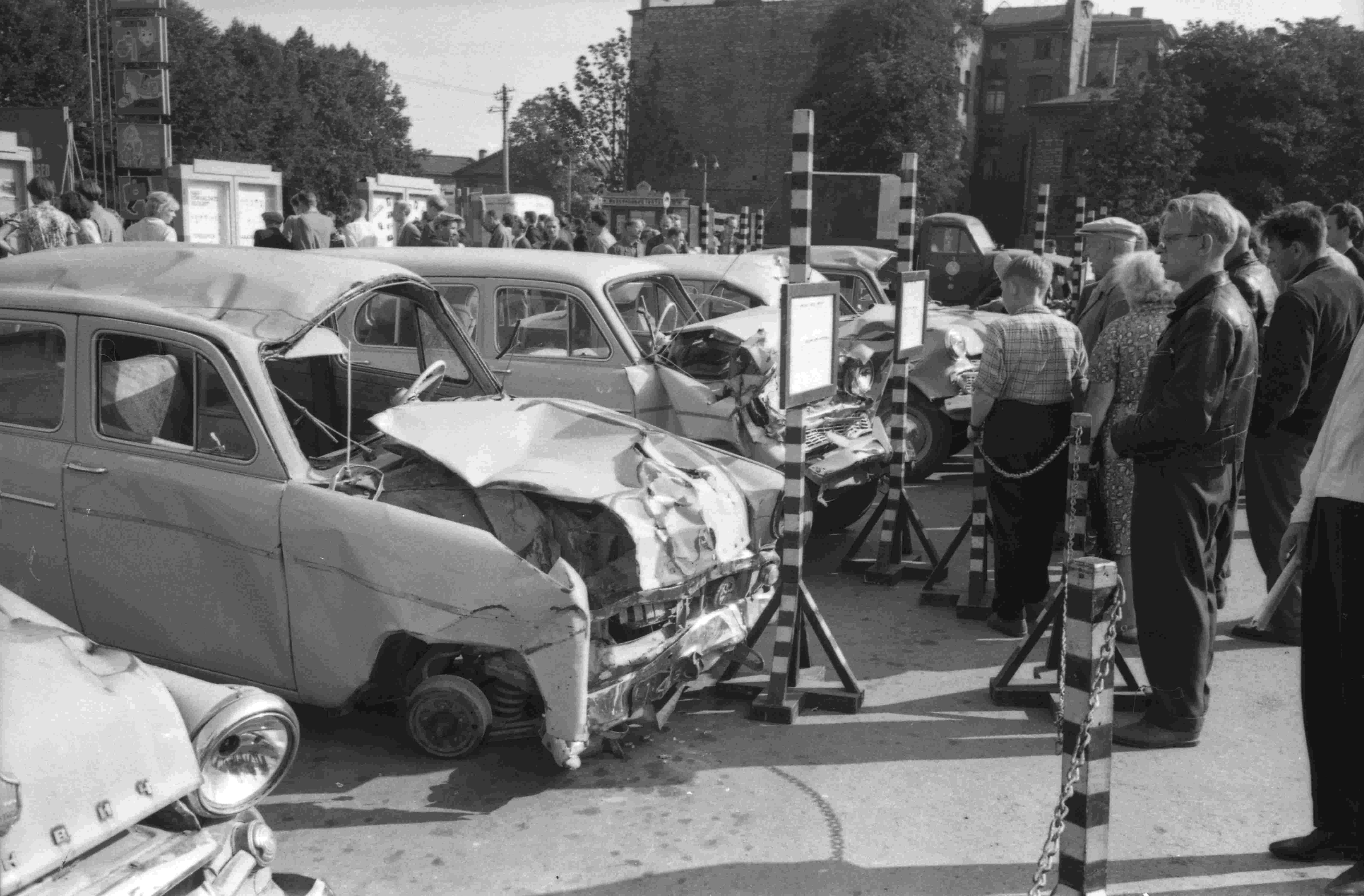 Esimene sõjajärgne liiklusnädal peeti Eestis 1958. aastal. Fotol hetk avariiliste autode näituselt Tallinnas 1963. aastal (Foto: Rahvusarhiivi Filmiarhiiv).
