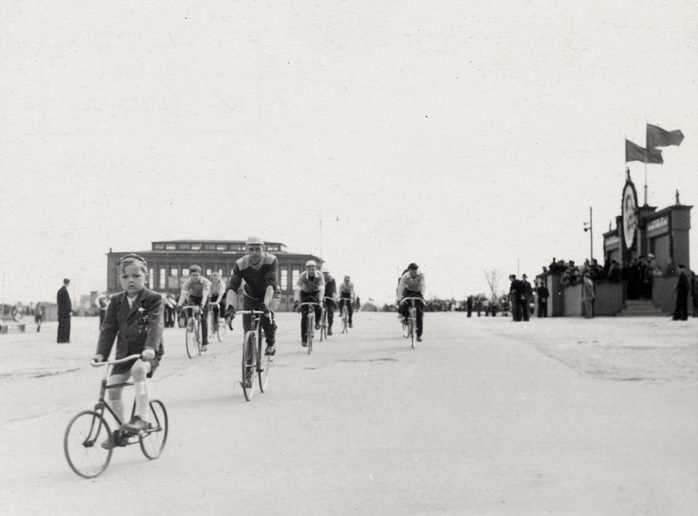 Jalgrattas spordivahendina. Väiksemate ja suuremate ratturite sõit Tartus stalinlike lippude ja loosungite all 1. mail 1952 (Eesti Rahva Muuseumi foto).