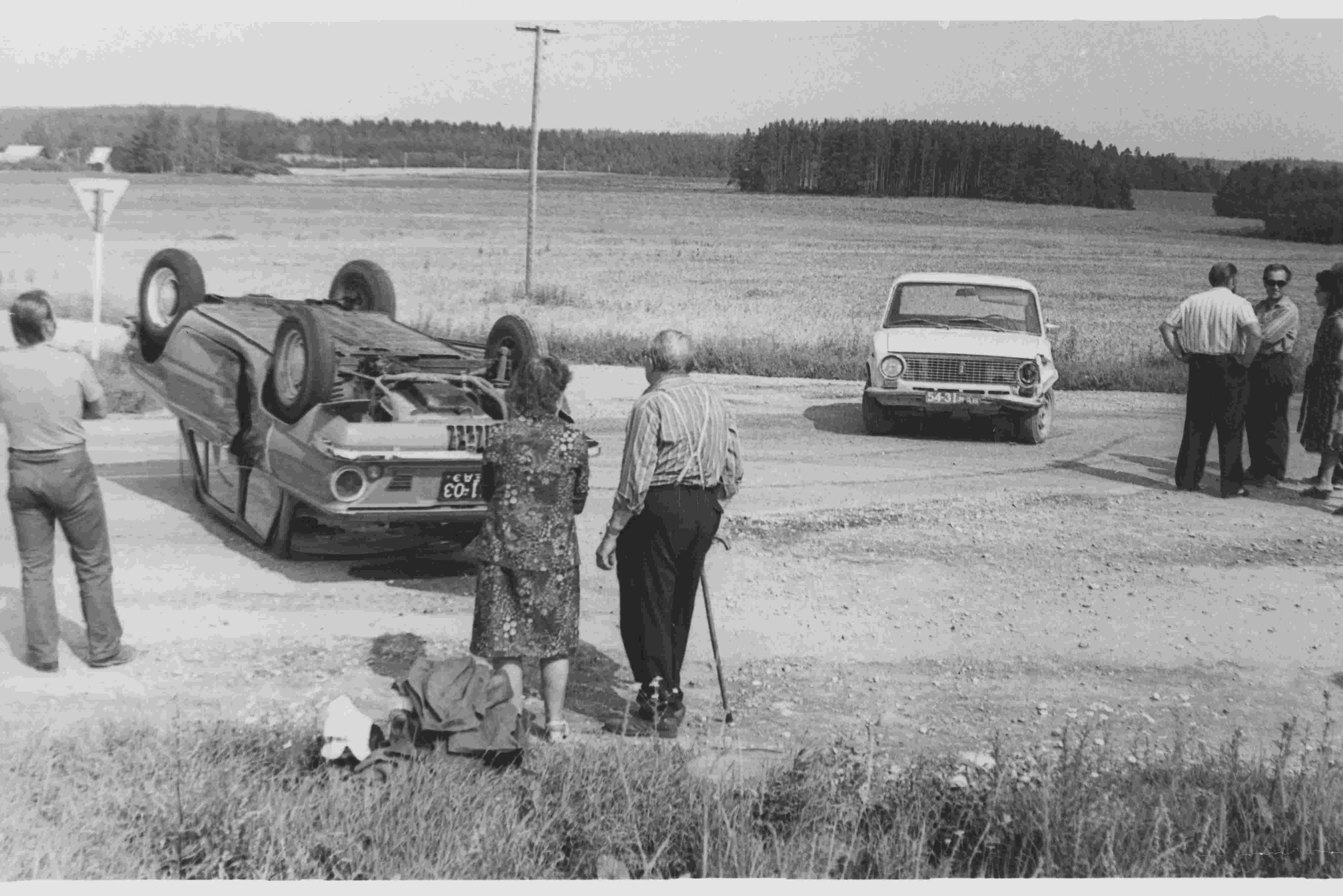 Üks paljudest: liiklusõnnetus Tartu–Kambja teeristil 1981. aastal. Seekord ilma inimohvriteta (Foto: Eesti Rahva Muuseum).