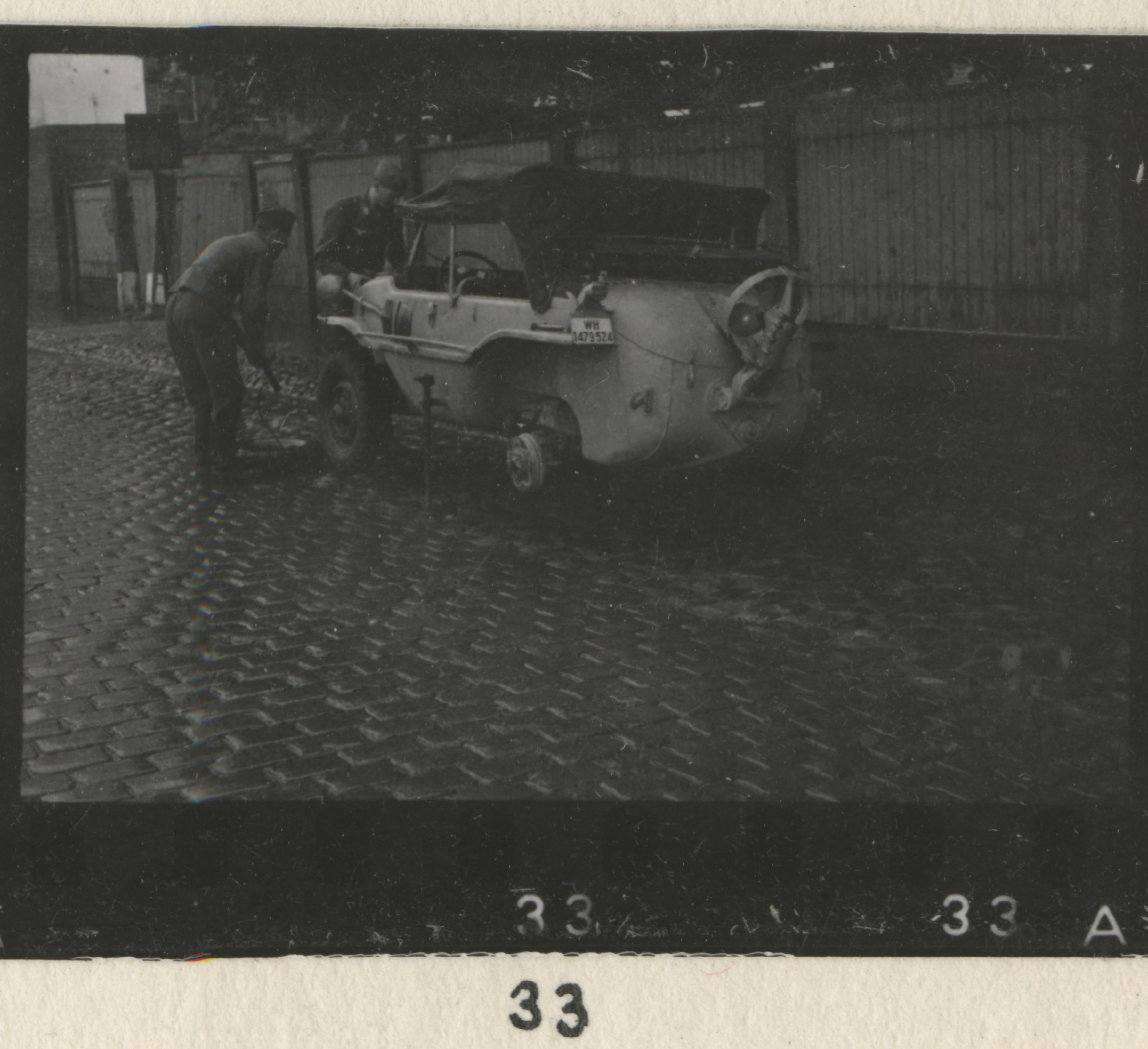 Hämarad lood: Saksa sõjaväe amfiibauto rehvi vahetamine Riias, 1943. aastal. Rahvusarhiiv