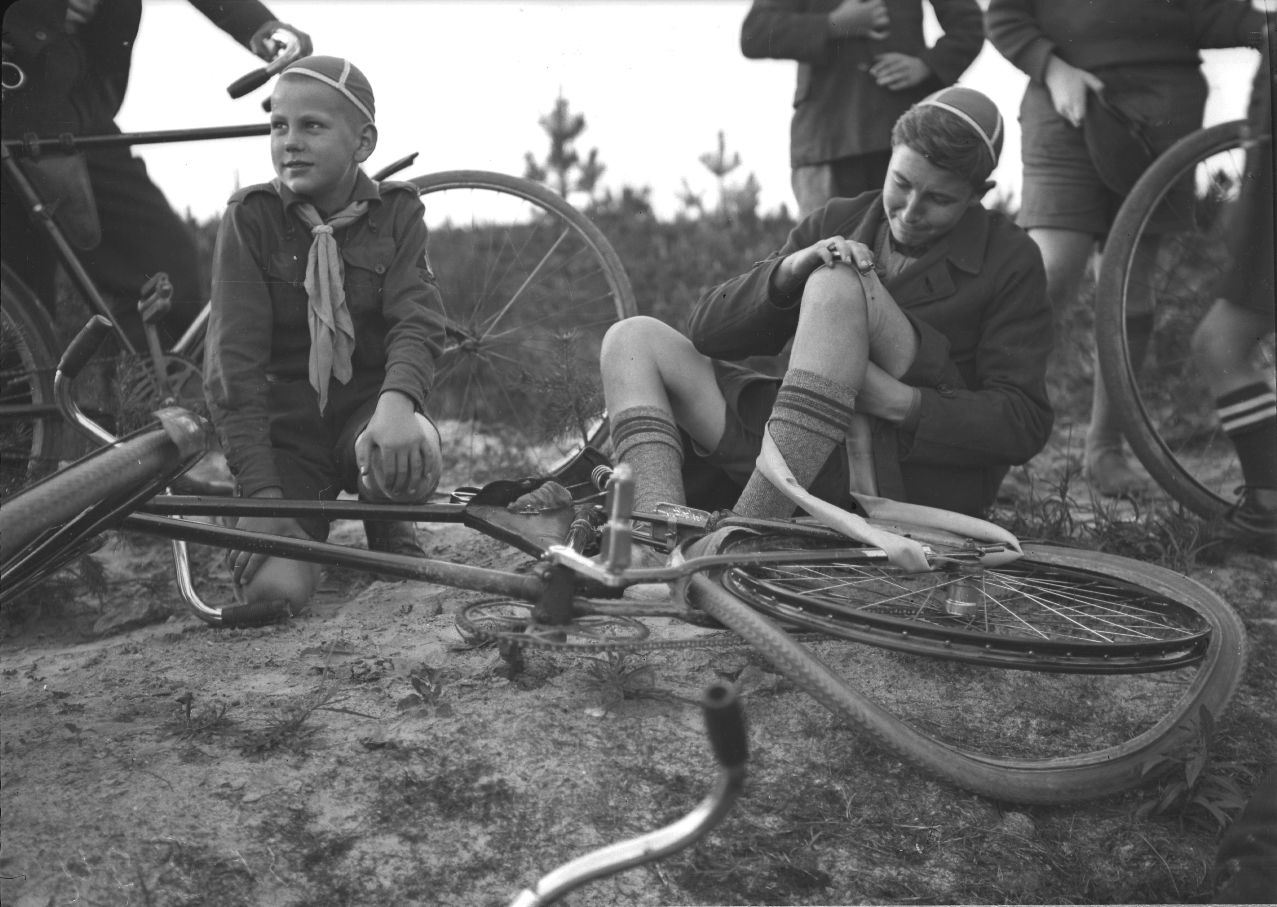 Tallinna Skautide Maleva liikmed rattaretkel. Väike õnnetus ja jalgrattakummi parandamine 1934. aastal. Rahvusarhiivi fotoarhiiv
