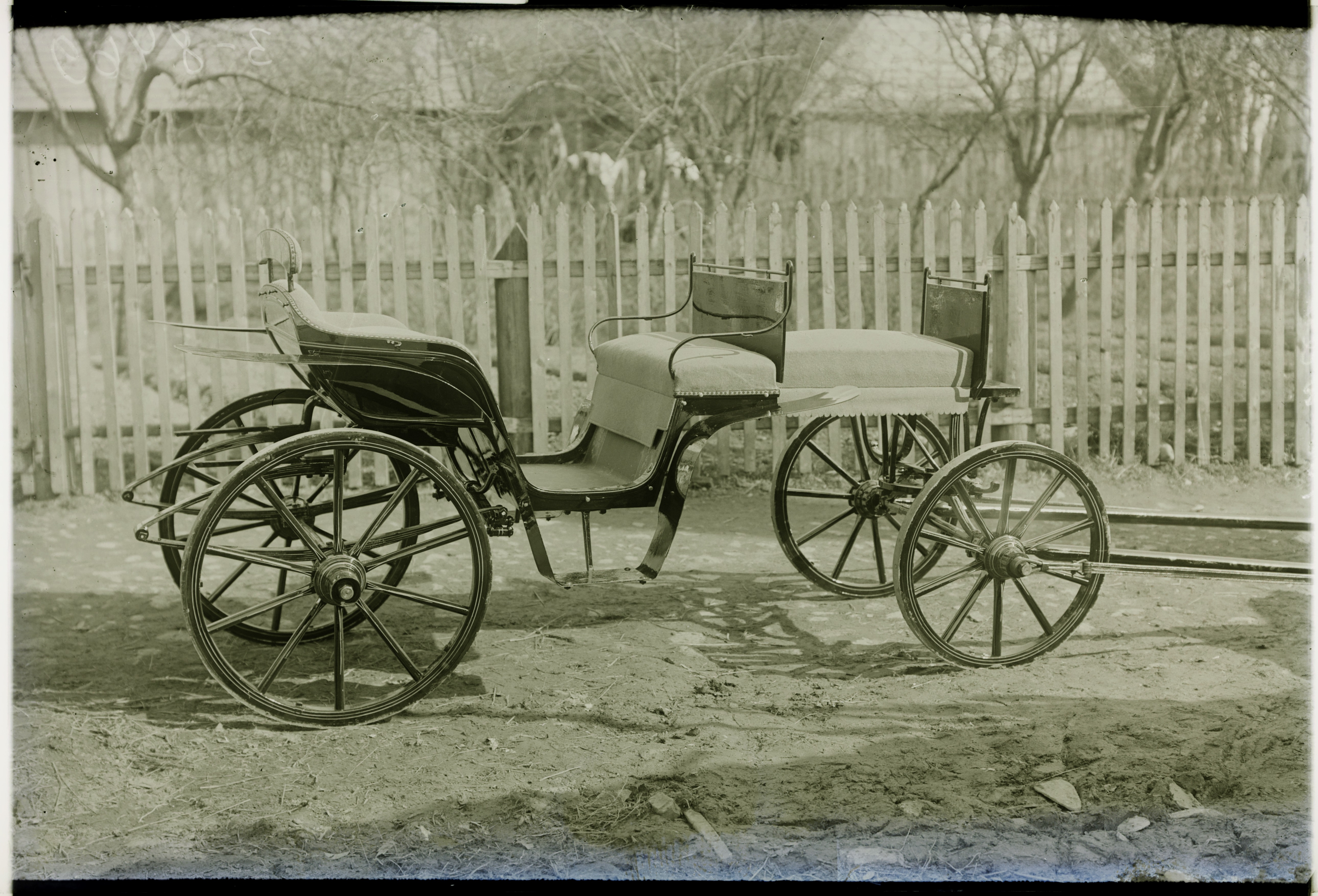"Umbne rehv“ ei andnud juurde sõidumugavust, küll aga aitas ratta eluiga pikendada. Viljandi tõllassepp Viera ehitatud sõiduk 1913. aastal. Rahvusarhiivi filmiarhiiv