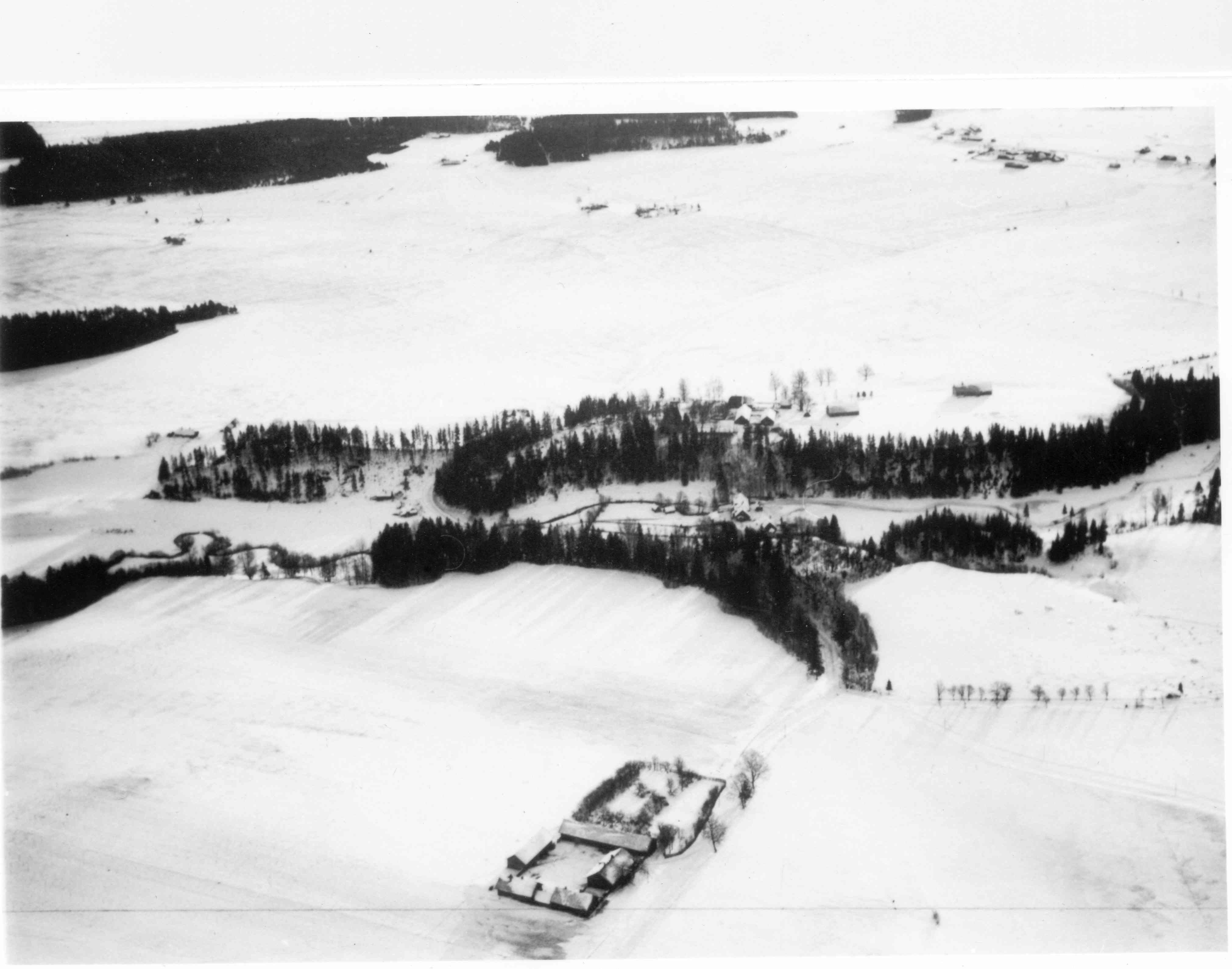 Peahoonega paralleelselt üle õue paikneb tõllakuur, mille katusealust kasutati heinte hoidmiseks. Peahoonest paremale jääb tall, kus olid latrid 33 hobusele. Tallihoone maanteepoolses otsas asus viljaait. Peahoonest vasakul asub postipoiste-sadulseppade elamu. Postipoiste maja kõrval paikneb sepikoda, kus paiknesid sepa eluruumid, pesuköök ja saun. Hiljem ehitati sepikoja taha, hoonetekompleksi ümbritsevast müürist väljapoole jääkelder. Sisehoovi keskel asus kaev. Talvine aerofoto Varbuse postijaamast 1935.