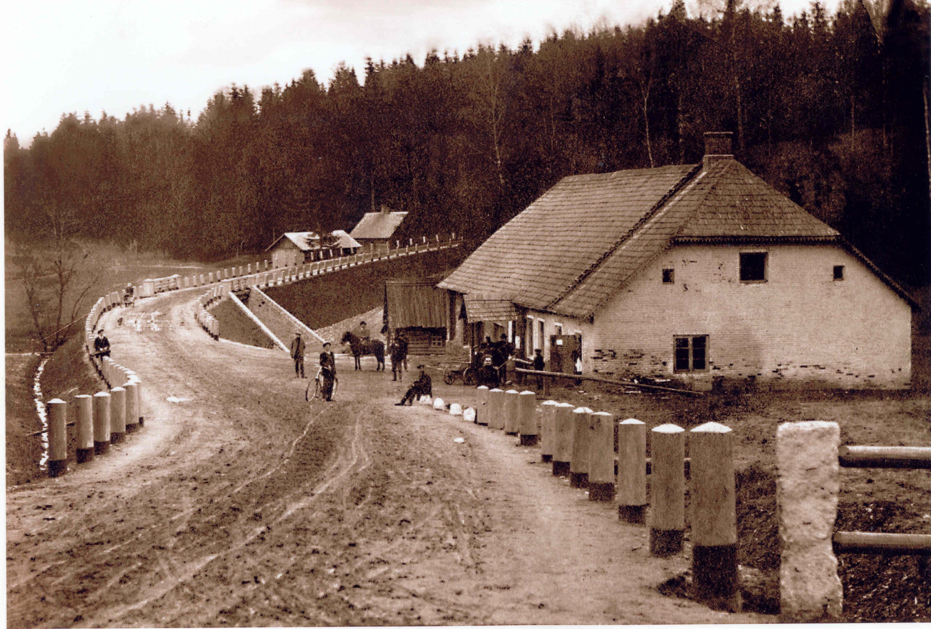 Vaesem rahvas peatus tollal teeäärsetes kõrtsides, mille vahekaugus oli 5–8 versta. 19. sajandil oli Tartu ja Võru vahelisel Postiteel 14 kõrtsi vahekaugusega 5–6 versta. Nendes leidsid ööbimisvõimaluse nii vooriskäijad kui ka teised teelised. Fotol Tille kõrts 1910. aasta paiku (Sirje Tammsalu foto).