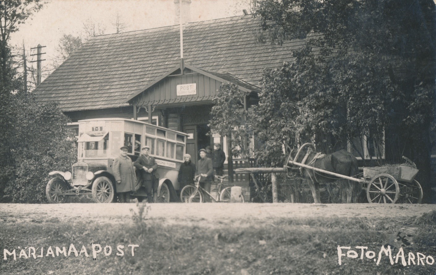 Tartu ja Võru vaheline hobupostiliiklus hakkas hääbuma 20. sajandi teisel kümnendil. 1922. aasta suvel alustas Postiteel liiniliiklust esimene autobuss ja 1931. aastal lõpetati hobustega posti- ja reisijatevedu. Fotol autobuss ja hobuveok Märjamaa postkontori ees 1920. aastate lõpul (Eesti Maanteemuuseum).