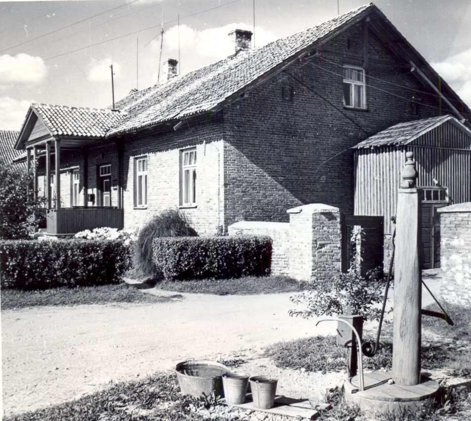 Aastatel 1935–1997 tegutses endises postijaamas Varbuse teemeistrikeskus. 2005. aastal avati hoonetekompleksis Eesti Maanteemuuseum. Nii elab hobutranspordi ja teede ajalugu Eesti ühes paremini säilinud kunagises postijaamahoonestus edasi. Vaade endisele postijaama hoonestule 1970. aastate algusest (Eesti Maanteemuuseum).