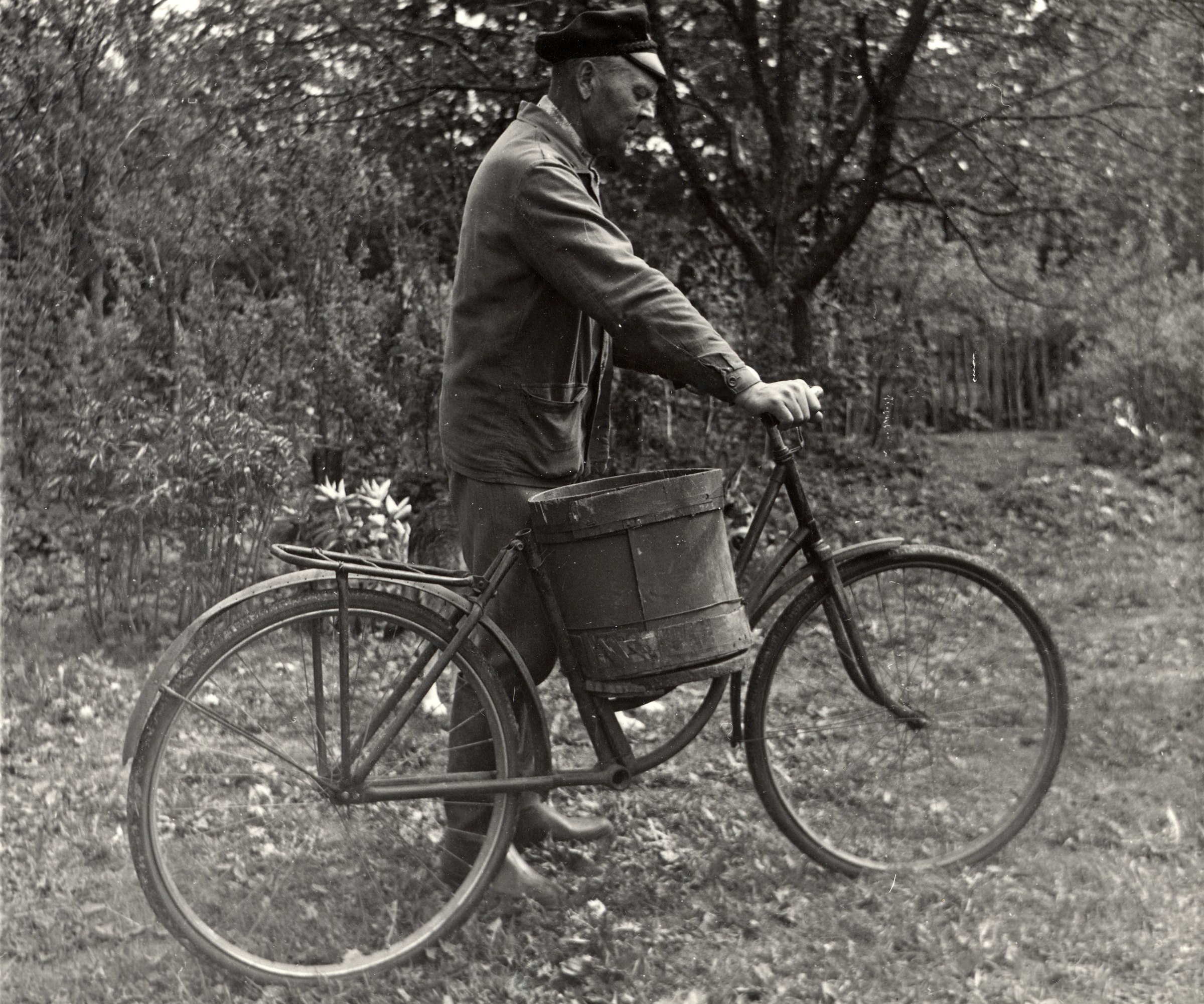 Külgkorvi võib pidada vanemaks kui mootorratast, sest mõnedel andmetel sündis neist esimene juba 1893. aastal Prantsusmaal, kui üks ajaleht korraldas leiutiste konkursi, kuhu oodati lahendusi probleemile, kuidas vedada kaasreisjat jalgrattal kõige mugavamal ja elegantsemal moel. Võistlusele pakuti nii haagiskäru, ratta ette kinnitatavat gondlit kui ka kügkorvi. Tol ajal ei peetud veel heaks tooniks, et naisterahvas ise rattasadulas istus, mistõttu sobis härrasmehel oma daam just sõiduvahendi küljele kinnita