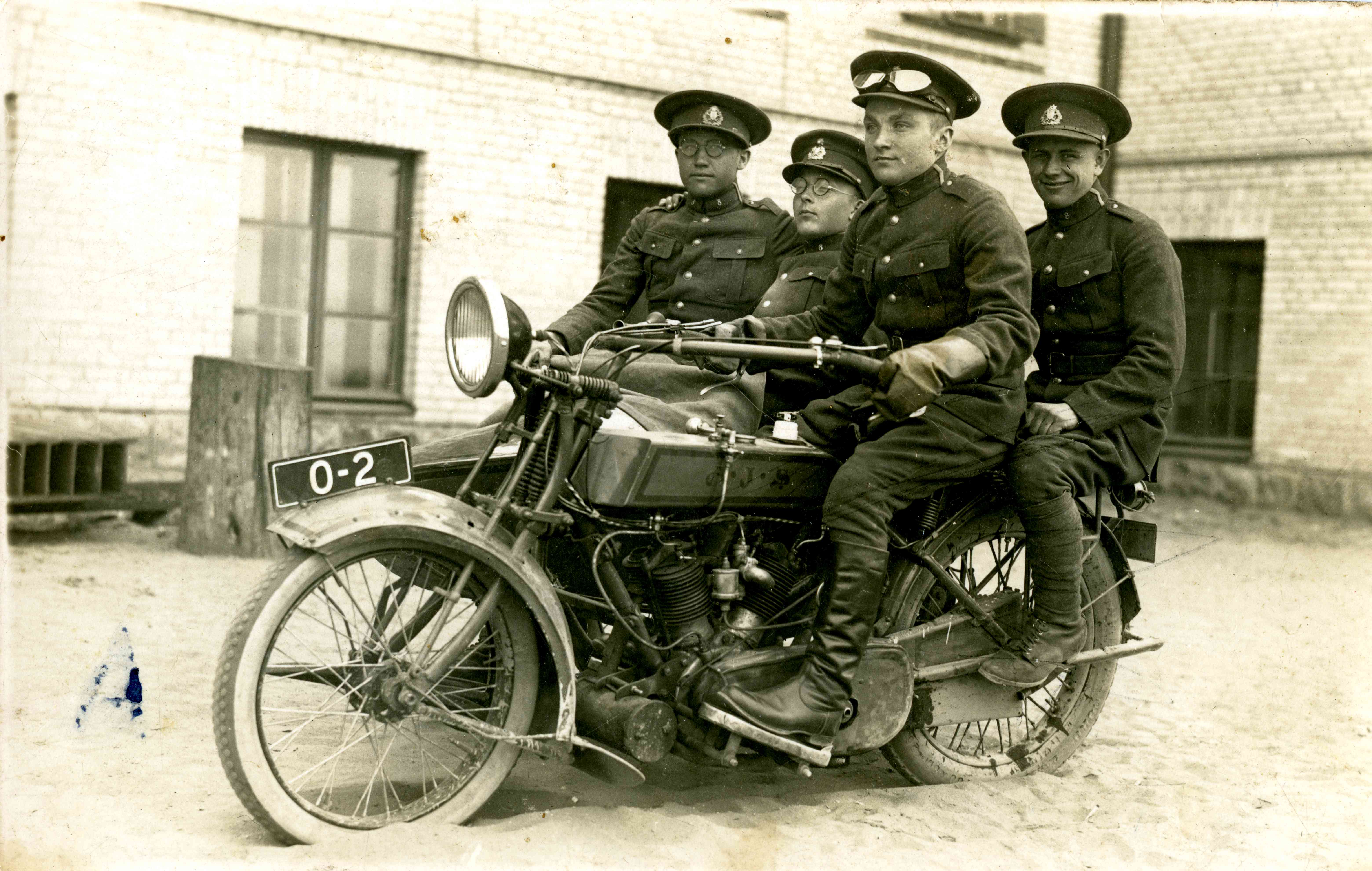 1903. aastal sai W. J. Graham Inglismaal patendi mootorratta külgkorvile. Külgkorviga mootorratas läks kiirelt massidesse, sest see oli odavam kui auto ja kasulikum kui kaherattaline sõiduvahend. Kui tavalisel mootorrattal sai sõita kaks inimest, siis külgkorviga rattal sai vedada vähemalt kolme inimest. Juuresoleval 1920. aastate lõpul või 1930. aastate algul Võrus tehtud fotol on end ühele Inglise päritolu A. J. S(tevens) & Co firma külgkorviga mootorrattale sättinud isegi neli 8. jalaväepataljoni ajateen