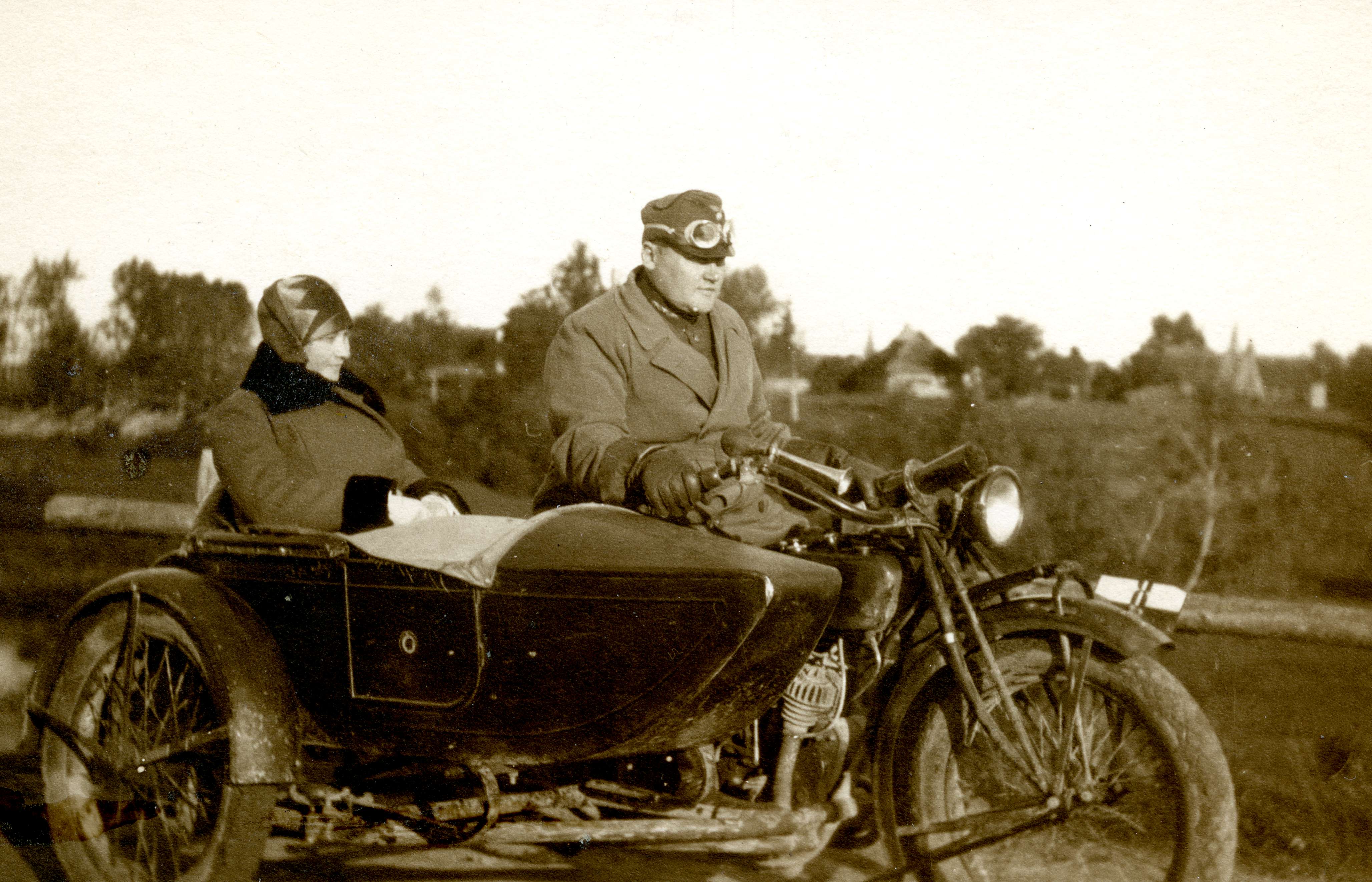 Sellel 1920. aastate lõpust pärit fotol hoiab Harley-Davidsoni külgkorviga mootorratta juhtrauda kaitseliidu pealiku vormi kandev mees, kelle kõrvale korvi on paigutatud sündsal moel daam. 1920. ja 1930. aastatel oli mootorratas odavam ja kättesaadavam liiklusvahend kui auto. Kui enamik autodest oli tollal registreeritud linnades (eriti Tallinnas), kasutati suuremat osa mootorrattaid siiski maal. Sellele vaatamata osutati näiteks linnades autost odavamat taksoteenust ka külgkorviga mootorratastega (Foto: To