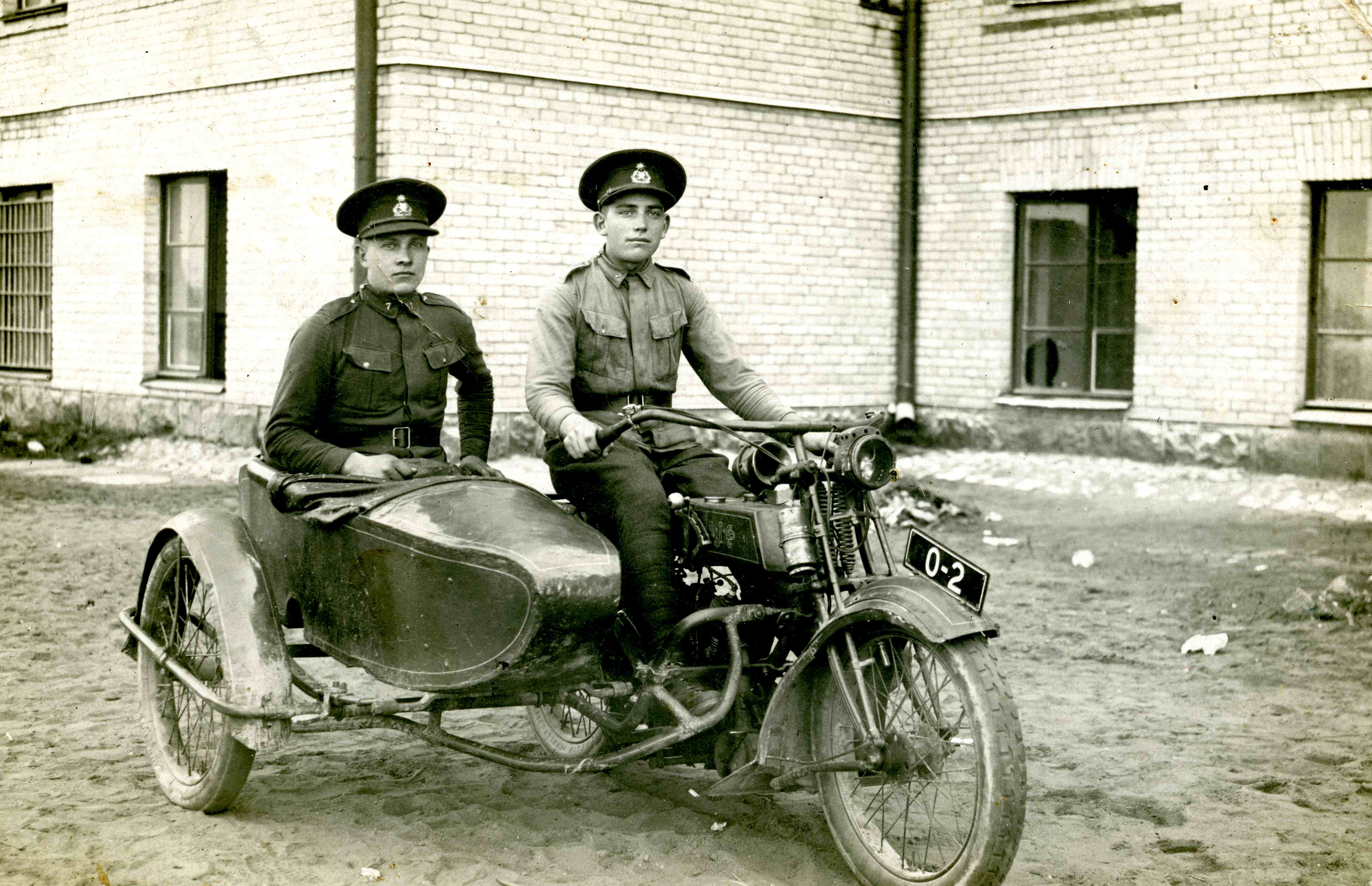 Sõitmist 1920. aastate Eesti teeoludes kirjeldab kolonel Elias Kasak nii: Kord õppustelt Põltsamaalt Viljandi sõites, sattusin raskusse esimese klassi maanteel Parika raba rajoonis. Tee oli 5–6 kilomeetri ulatusel soo kohal üleni täis suuri veega täidetud auke. Võttis mitu tundi kuni jõudsime korviga mootorratta vedada sealt läbi ja jõudsime üleni poristena Viljandi. Fotol on mootorrattal 7. jalaväerügemendi sõdurid Võrus 1920. aastate lõpul või järgmise kümnendi hakul (Foto: Toomas Alteri erakogu).