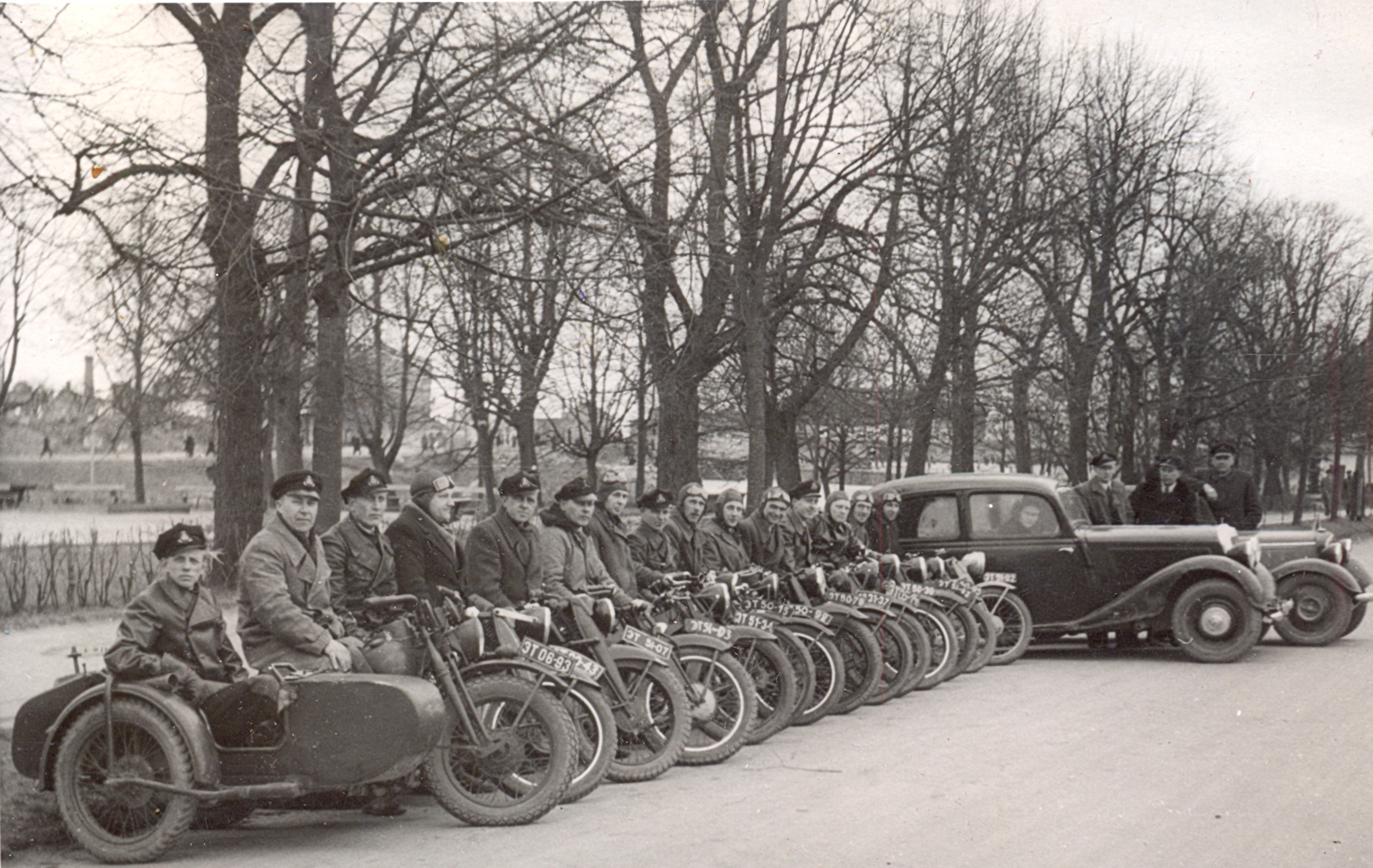 Sõjajärgses Nõukogude Liidus anti korviga mootorattad M-72 ka tsiviilametkondade käsutusse. Ühe masina-traktori jaama insener on nt meenuatnud, et 1950. aastatel tööle asudes anti tema käsutusse ametisõidukina külgkorviga mootorratas M-72, millega tuli teha ametisõite kuni 50 km raadiuses. Ise tuli õmmelda sõiduks vajalikud riided: mantel, müts ja kindad. Fotol poseerivad motosportlased 1. mai 1947 tähesõidu eel. Esiplaanil mootorratas M-72 (Foto: Eesti Maanteemuuseum)