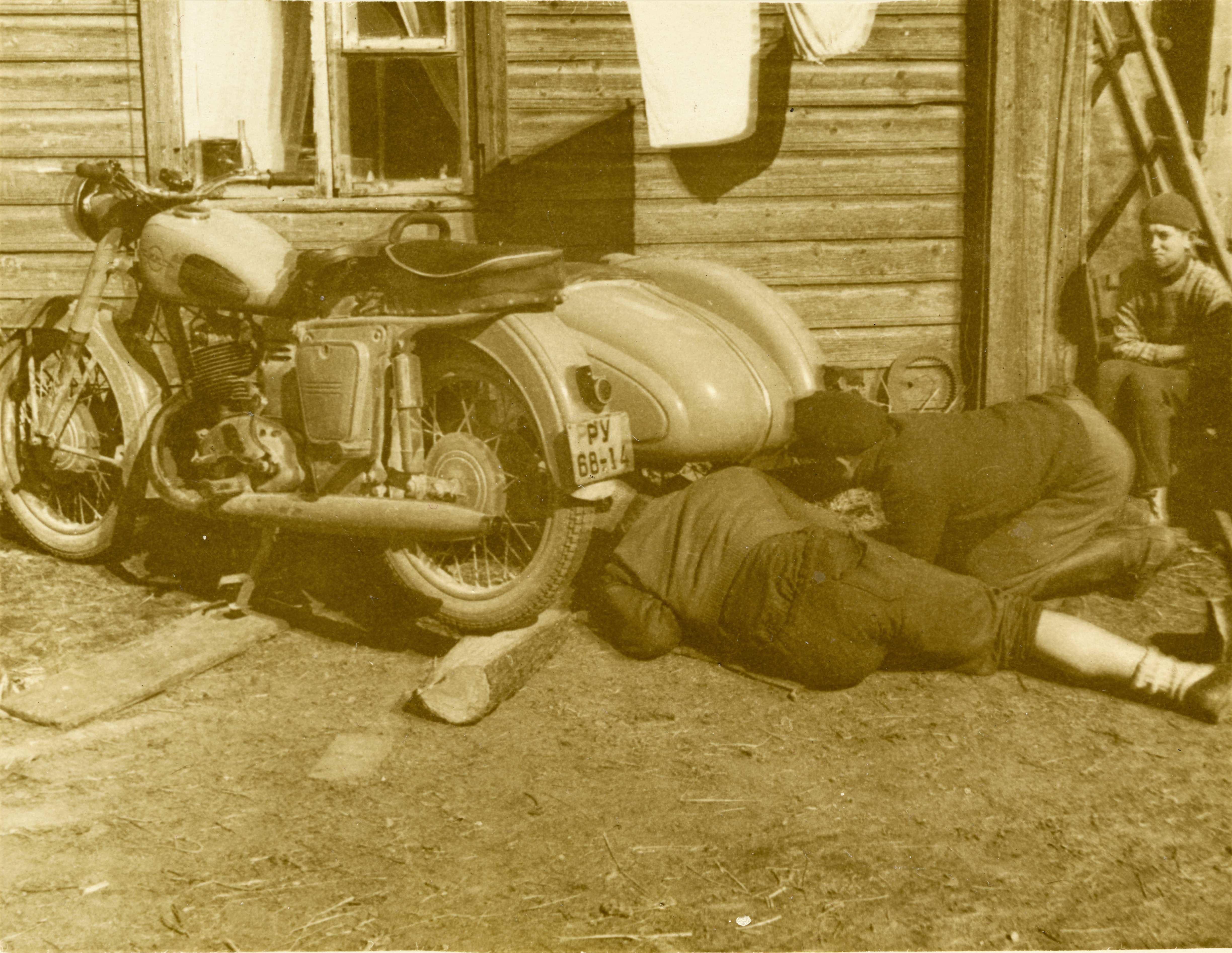 1970. aastate keskpaigaks oli Eestis ca 50 000 sõiduautot. Mootorrattaid oli samal ajal ligi 115 000. Need arvud hakkasid võrdsustuma alles järgmisel kümnendil. Seega oli mootorratastel täita väga oluline roll eriti maainimeste liikumis- ja veovõimaluste avardamisel. Fotol toimetatakse külgkorviga mootorratta Iž-56 sõidueelset ülevaatust ühes eramajapidamises (Foto: Eesti Maanteemuuseum).