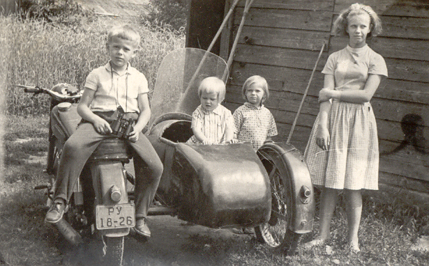 Mootorratast hoiti ja hooldati möödunud aegadel sageli nagu täieõiguslikku pere liiget. Fotoalbumites kohtab sageli selliseid vaateid, kus kolmerattalisel poseerib just pisipere. Vanavanemate korvidega või korvideta Iž-e, MT-sid, Ural’e ja Jawasid hoitakse paljudes peredes järeltulevate põlvede poolt aga elusate, tervete ja kõbusatena alles tänaseni (Foto: Sirje Tammsalu erakogu).