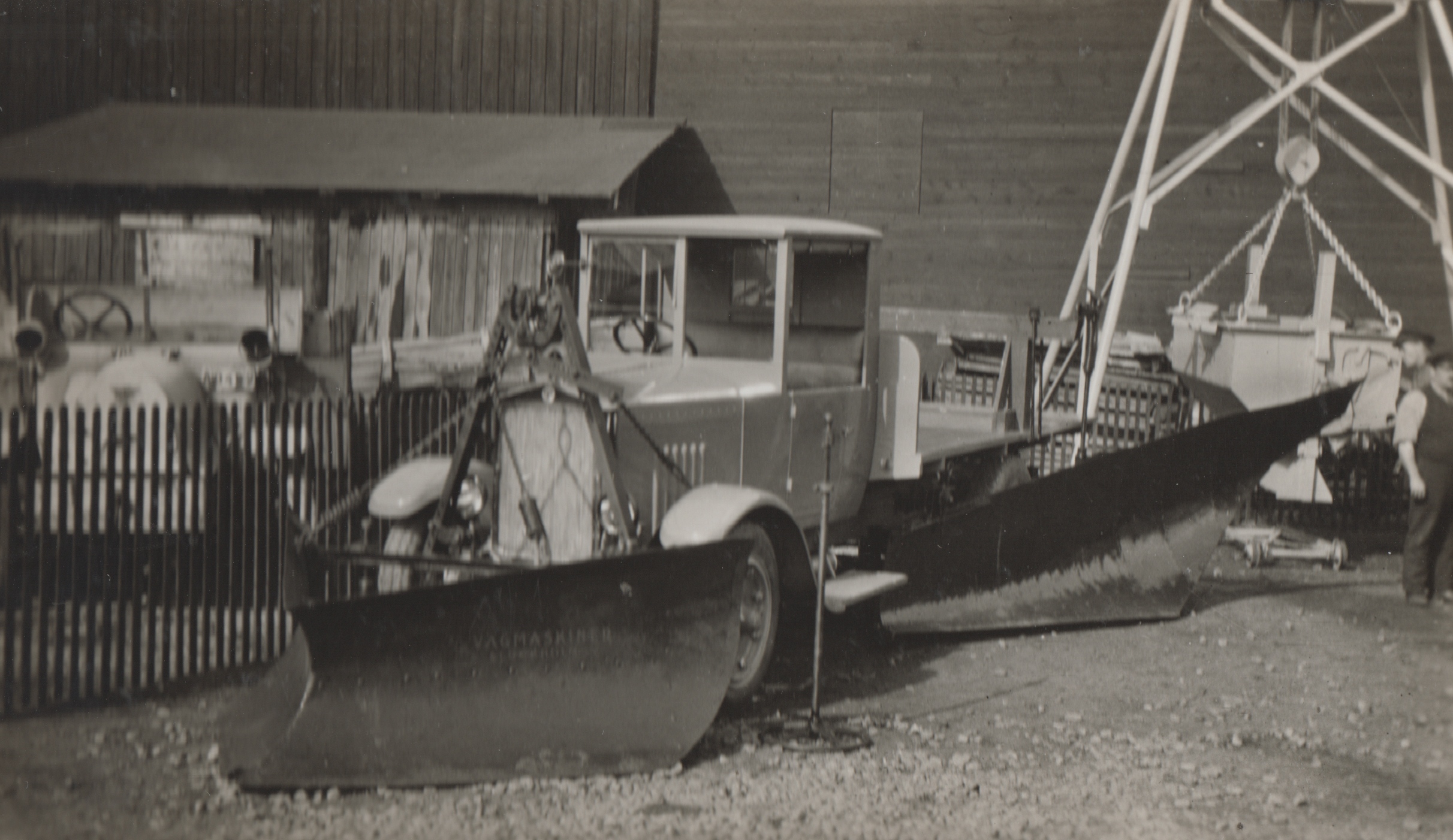 1927. aastal lõpul jõudis Eestisse esimene Rootsis AB Vägmaskiner tehases valmistatud lumesahk Ambra, mis kinnitati veoauto ette. Eesmärgiga sahka katsetada, anti seade üle Harju maavalitsusele Tallinna–Nõmme ja Tallinna–Loksa teede lahtihoidmiseks. Rootsist ostetud saha katsetused 1928. aasta talvel andsid häid tulemusi. Fotol veoautole Scania-Vabis monteeritud lumesahk Ambra Rootsis 1927. aastal. (Foto: Rahvusarhiiv)
