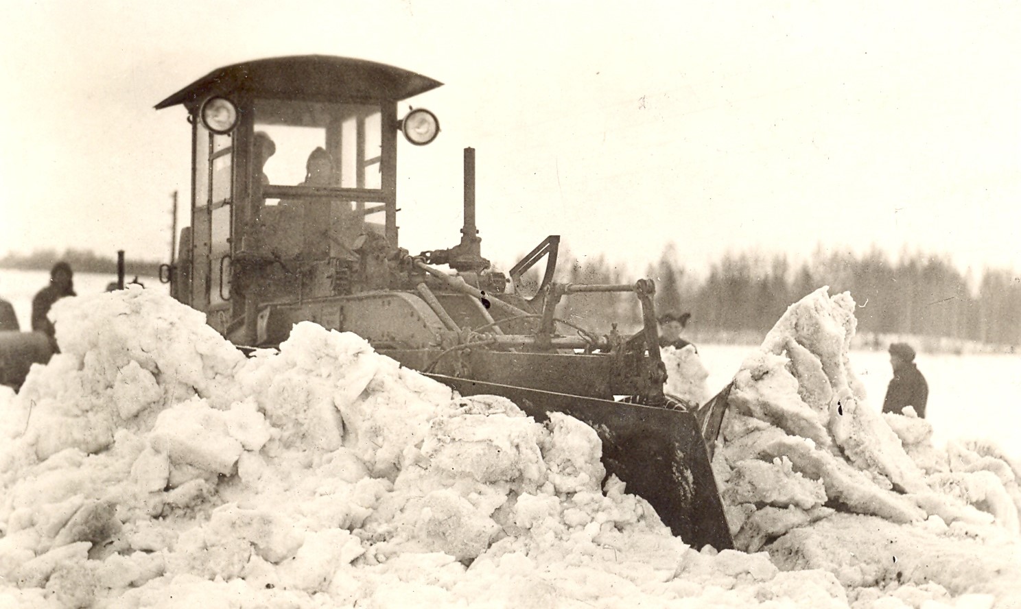 Alates 1927. aastast toodeti riigi tellimusel aktsiaselts Ilmarine tehases Bitvargen-tüüpi teehöövleid. Et need masinad seisid talveperioodil kasutult, sooviti 1928. aasta algul teedeministeeriumis visandada Rootsist tellitud saha eeskujul tehniline hõlm, mida olnuks võimalik teehöövlite külge kinnitada lumetõrjel. Bitvargen tüüpi höövlite katsetused lumetõrjel ei osutunud siiski edukaks. Hoopis paremaid tulemusi andis see aga 1930. aastate lõpul kasutusse võetud võimsamate Caterpillari höövlitega (fotol).