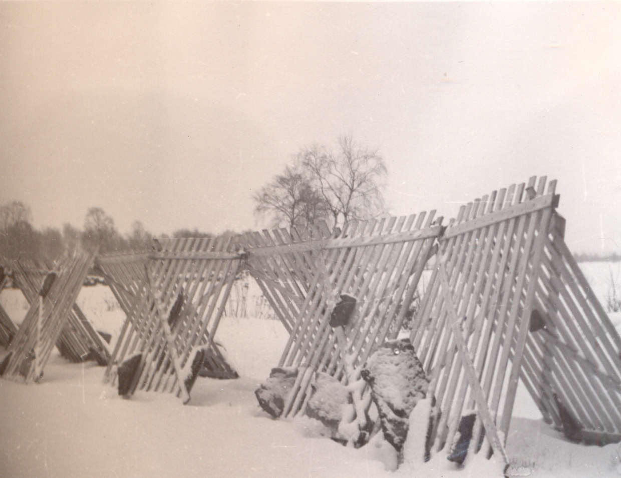 Paekividega kindlustatud traditsioonilised lumeväravad 1953. aastal. (Foto: Eesti Maanteemuuseum)