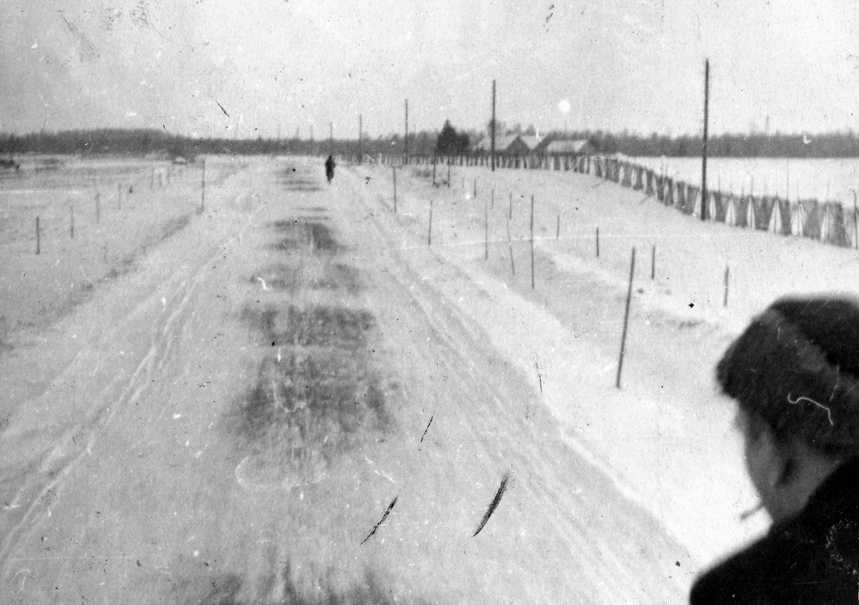 Vaade lumeväravatele autokastist 1951. aastal. Teel on näha kastist puistatud liiva. (Foto: Eesti Maanteemuuseum)