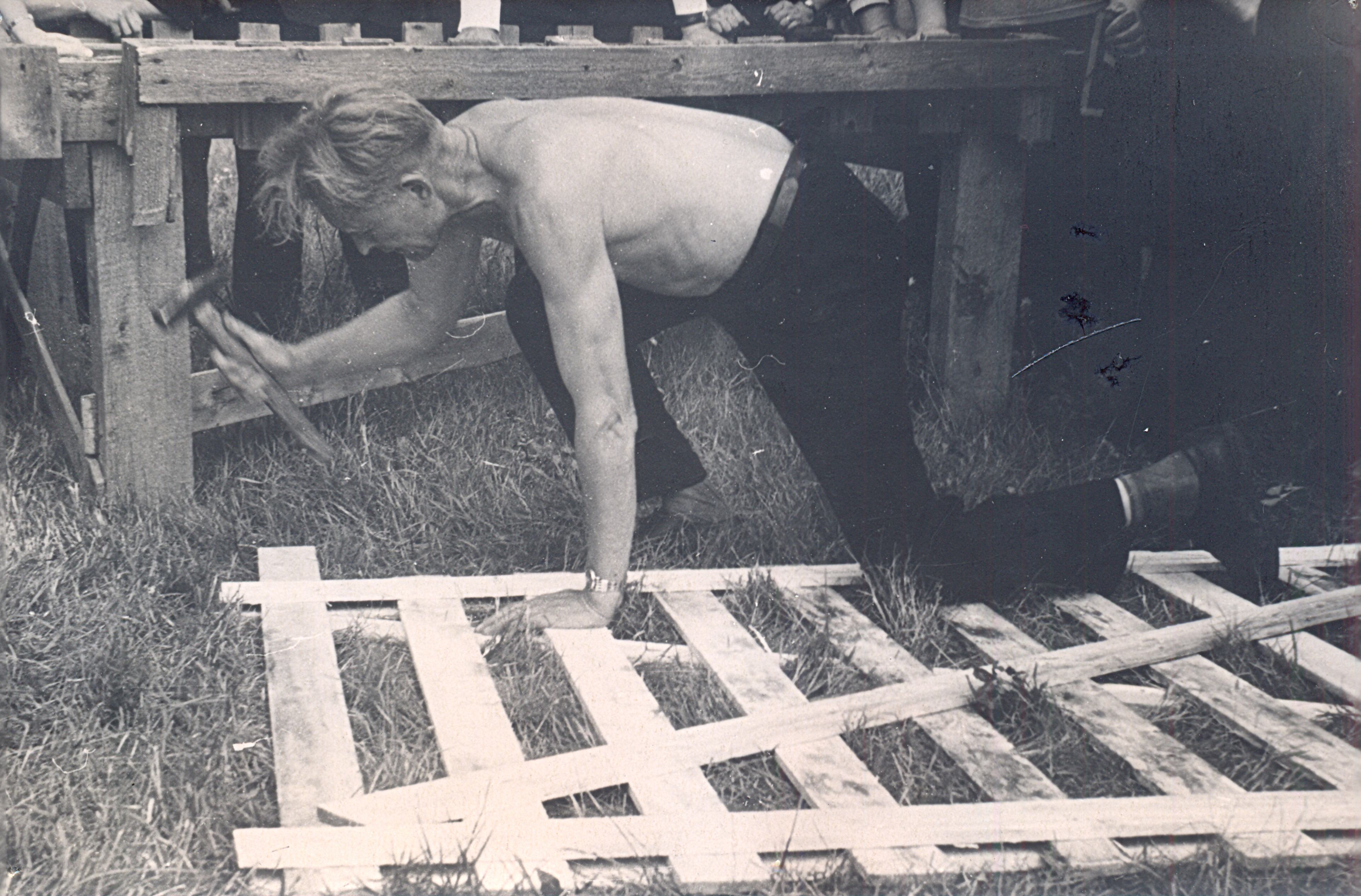 Millist ihurammu nõudis lumeväravate valmistamine, sellest saab aimu sellelt 1950.–1960. aastatel jäädvustatud stiilinäitelt. (Foto: Eesti Maanteemuuseum)